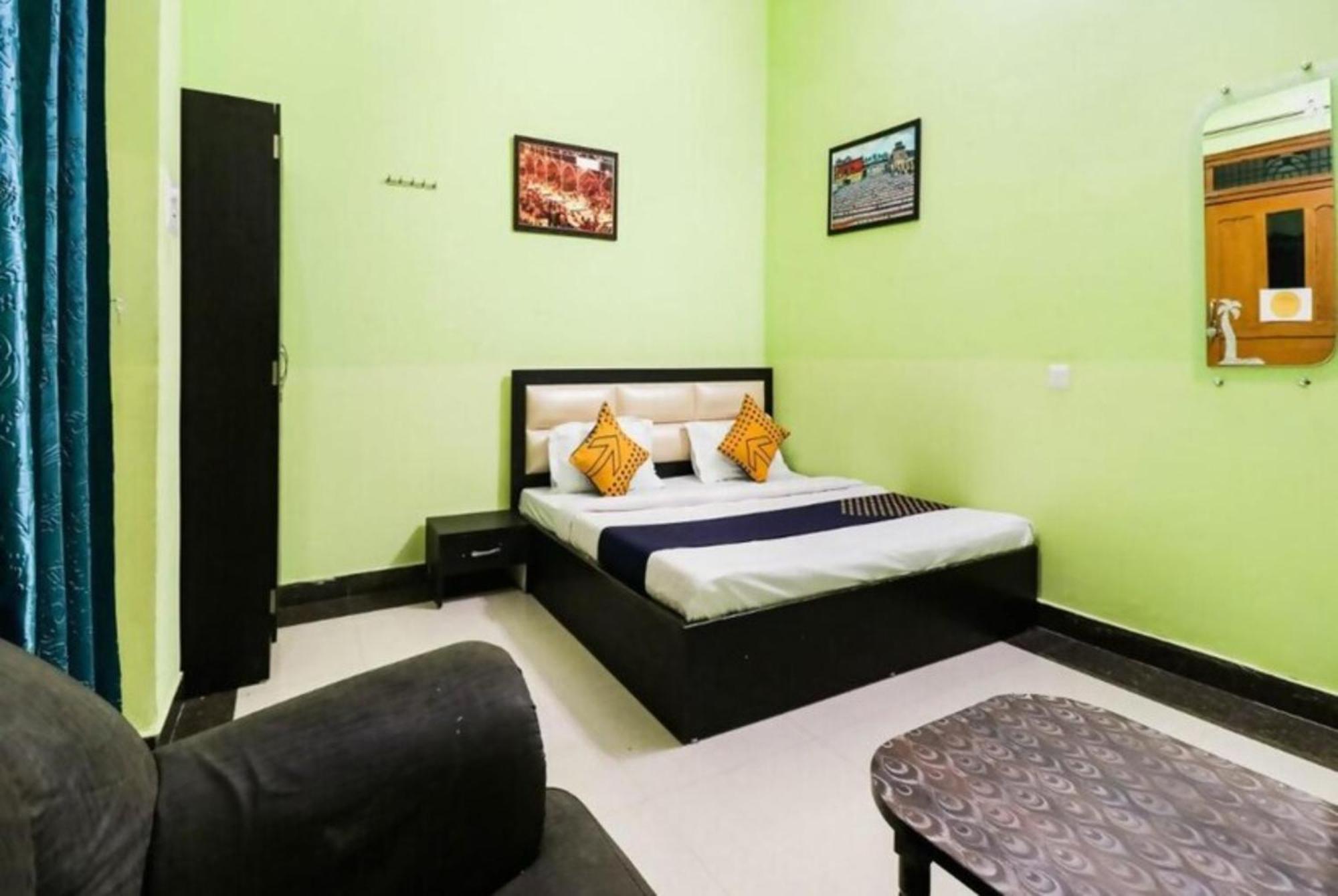 Hotel Hotel Hr Guest House Varanasi - 5 Minutes Walking From Kashi Vishwanath Temple And Ganga Arti Ghat - Fully Air Conditioned - Wi-Fi - Room Service - Well Maintained And Spacious Room - Best Seller In Varanasi