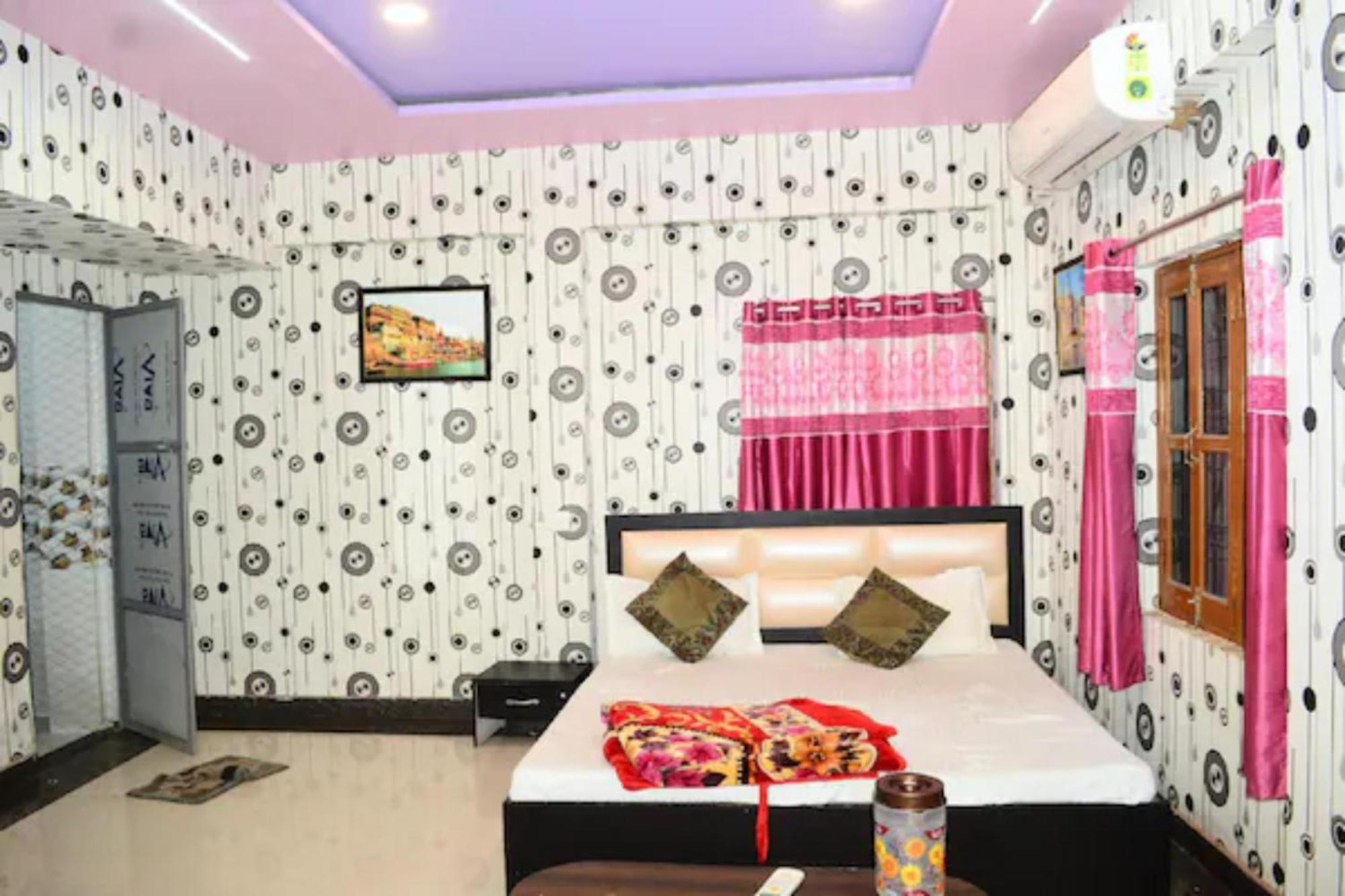 Hotel Hr Guest House Varanasi - 5 Minutes Walking From Kashi Vishwanath Temple And Ganga Arti Ghat - Fully Air Conditioned - Wi-Fi - Room Service - Well Maintained And Spacious Room - Best Seller In Varanasi Hotel 4*