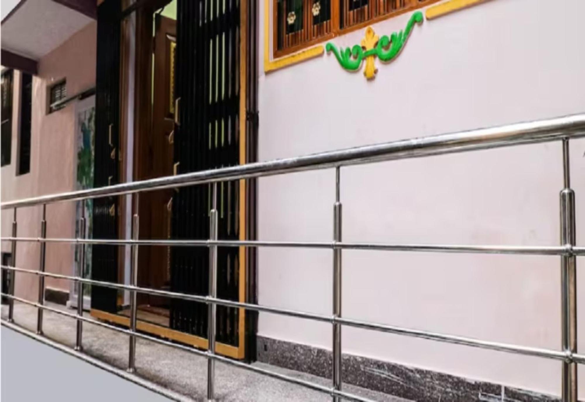 Hotel Hotel Hr Guest House Varanasi - 5 Minutes Walking From Kashi Vishwanath Temple And Ganga Arti Ghat - Fully Air Conditioned - Wi-Fi - Room Service - Well Maintained And Spacious Room - Best Seller In Varanasi Varanasi