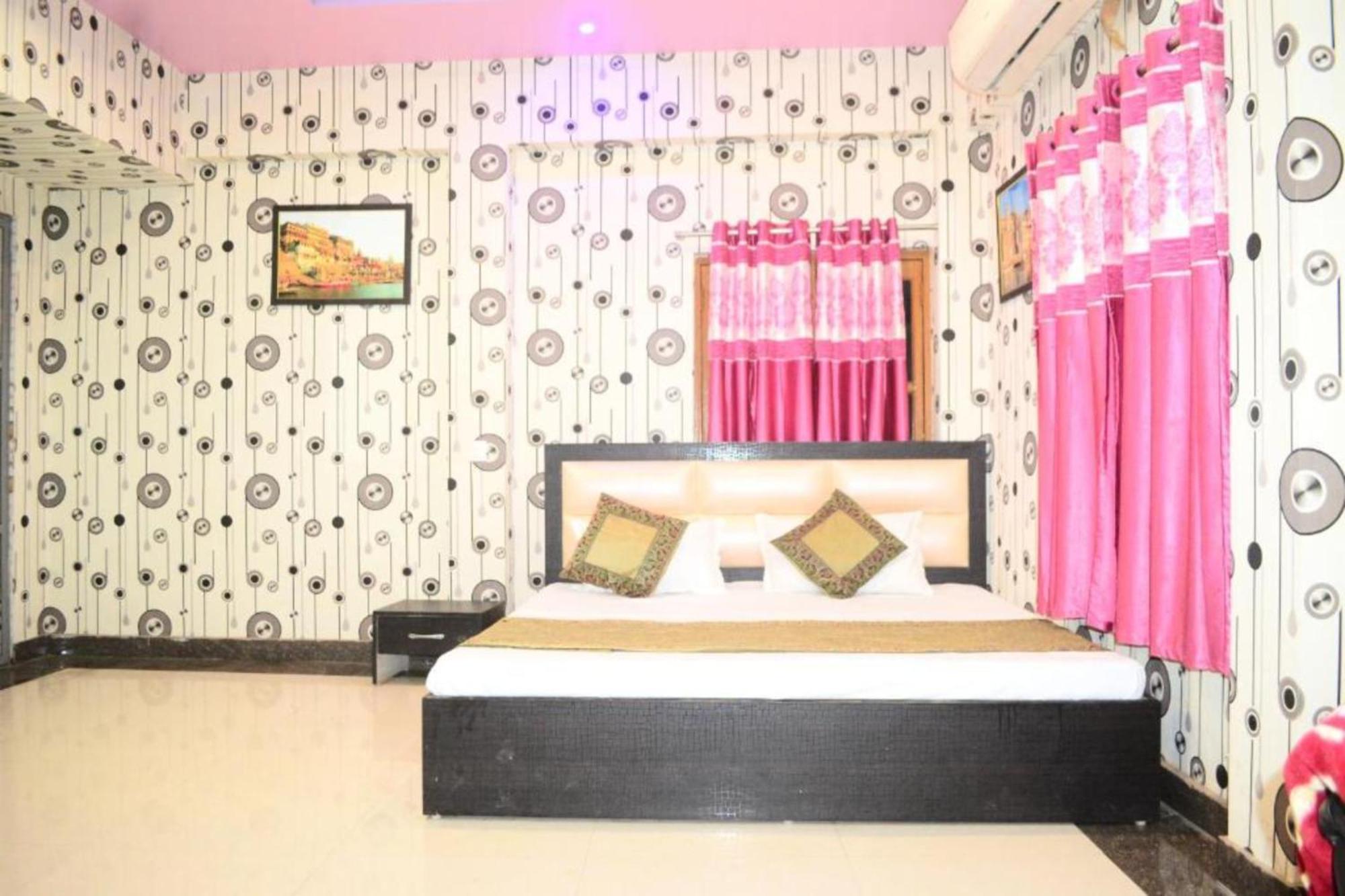Hotel Hr Guest House Varanasi - 5 Minutes Walking From Kashi Vishwanath Temple And Ganga Arti Ghat - Fully Air Conditioned - Wi-Fi - Room Service - Well Maintained And Spacious Room - Best Seller In Varanasi Hotel 4*