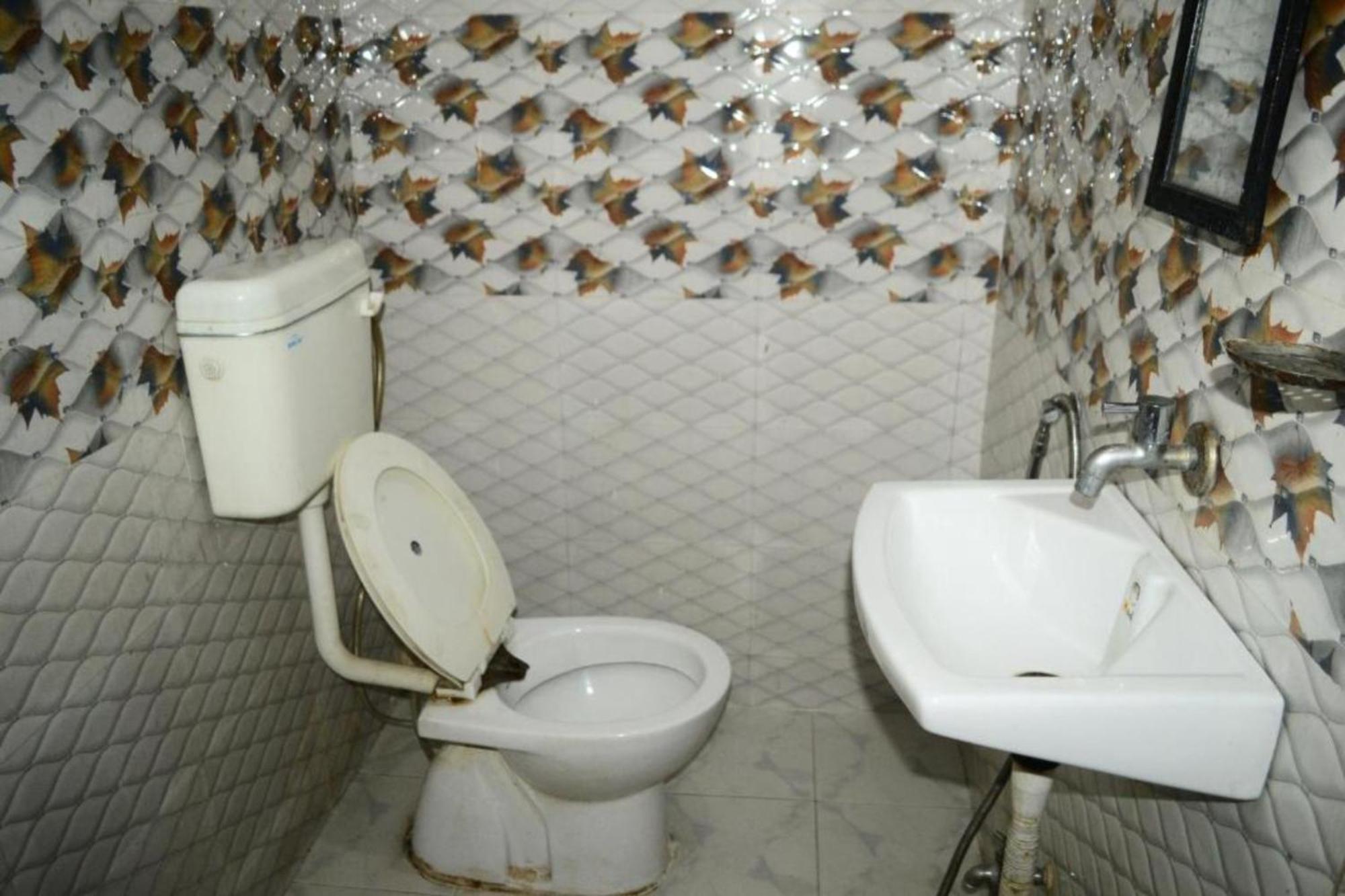 Hotel Hr Guest House Varanasi - 5 Minutes Walking From Kashi Vishwanath Temple And Ganga Arti Ghat - Fully Air Conditioned - Wi-Fi - Room Service - Well Maintained And Spacious Room - Best Seller In Varanasi Varanasi