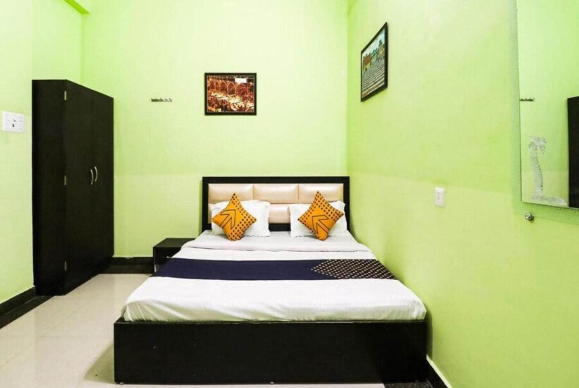 Hotel Hotel Hr Guest House Varanasi - 5 Minutes Walking From Kashi Vishwanath Temple And Ganga Arti Ghat - Fully Air Conditioned - Wi-Fi - Room Service - Well Maintained And Spacious Room - Best Seller In Varanasi