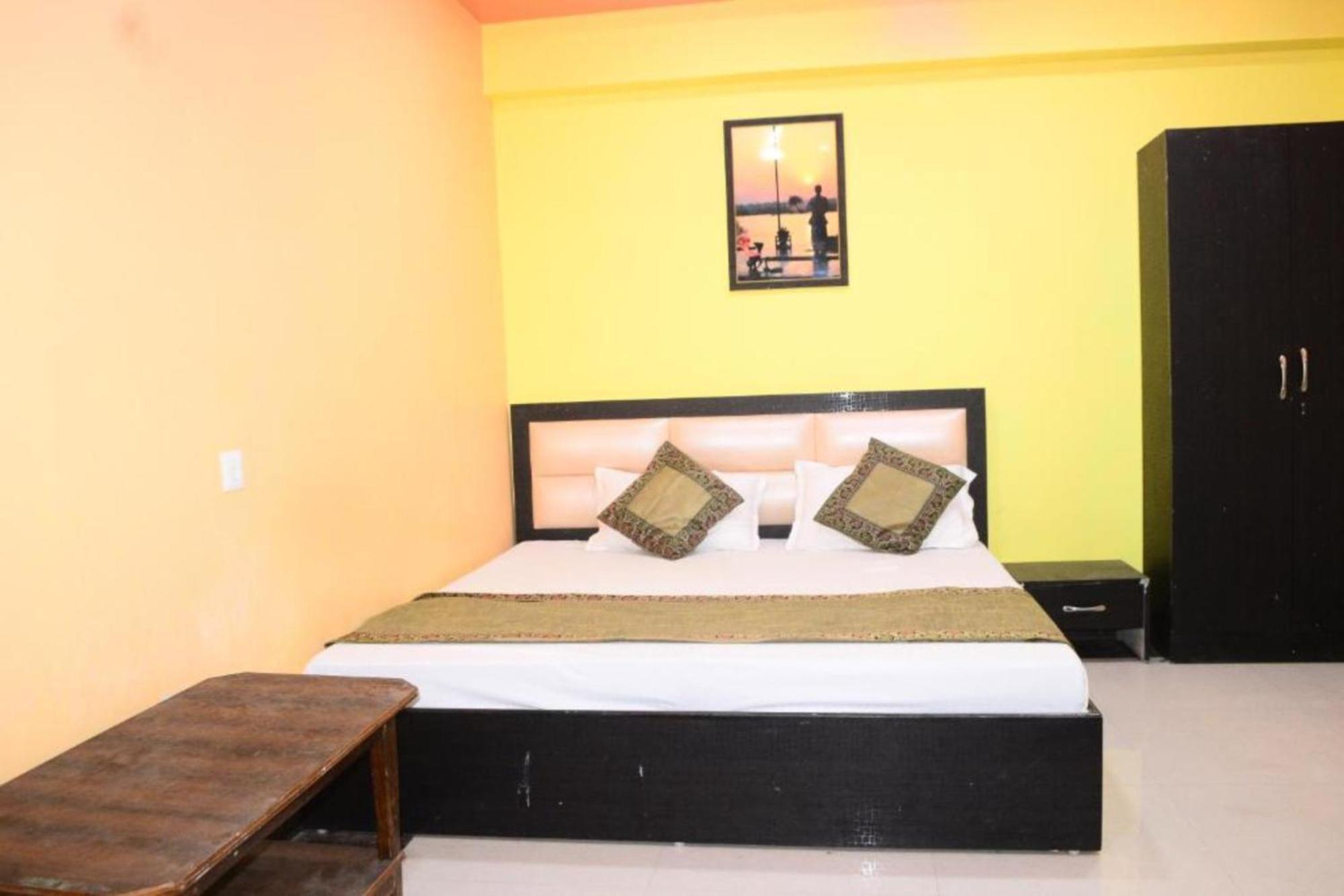 Hotel Hotel Hr Guest House Varanasi - 5 Minutes Walking From Kashi Vishwanath Temple And Ganga Arti Ghat - Fully Air Conditioned - Wi-Fi - Room Service - Well Maintained And Spacious Room - Best Seller In Varanasi 4*