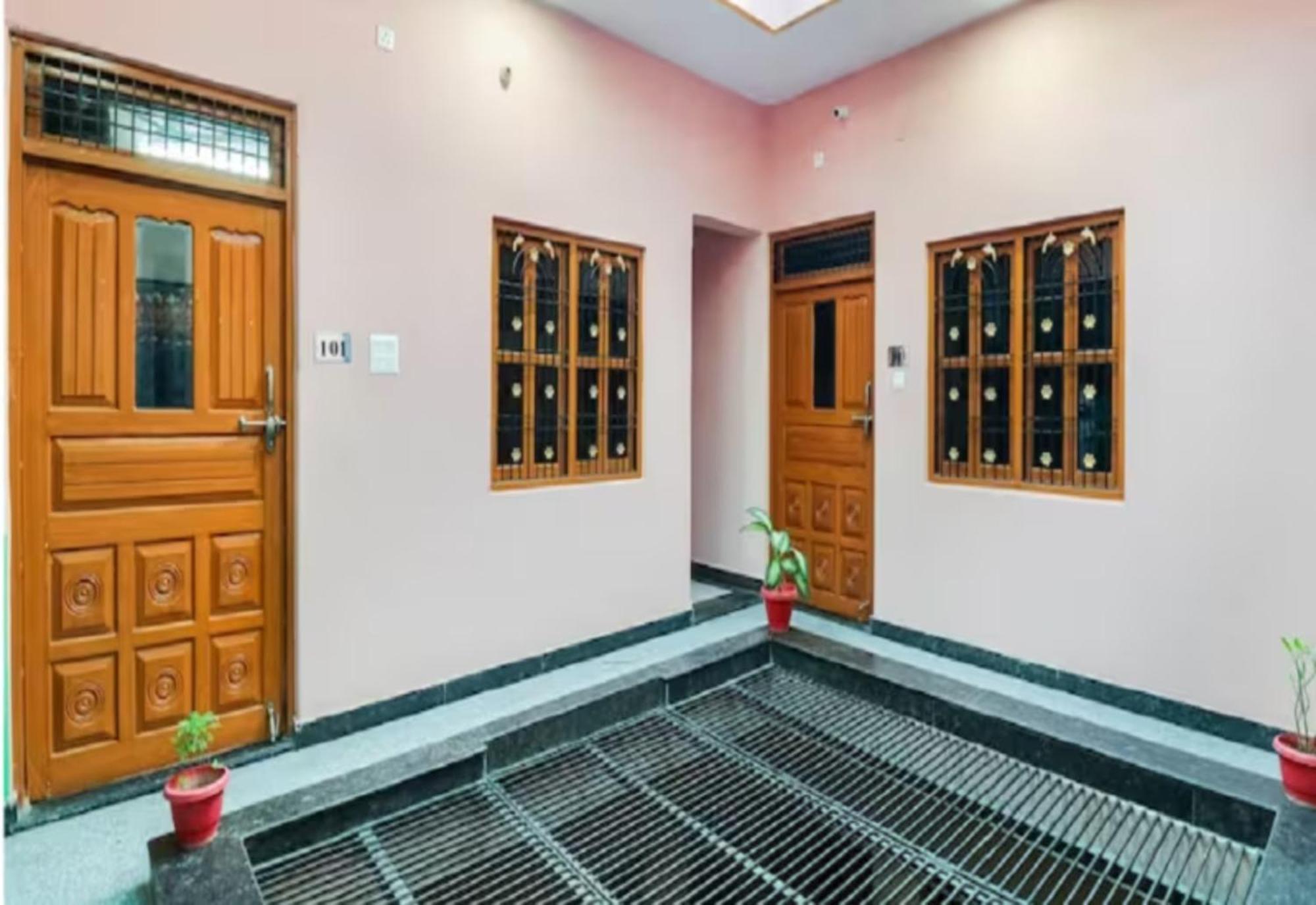 Hotel Hr Guest House Varanasi - 5 Minutes Walking From Kashi Vishwanath Temple And Ganga Arti Ghat - Fully Air Conditioned - Wi-Fi - Room Service - Well Maintained And Spacious Room - Best Seller In Varanasi 4*