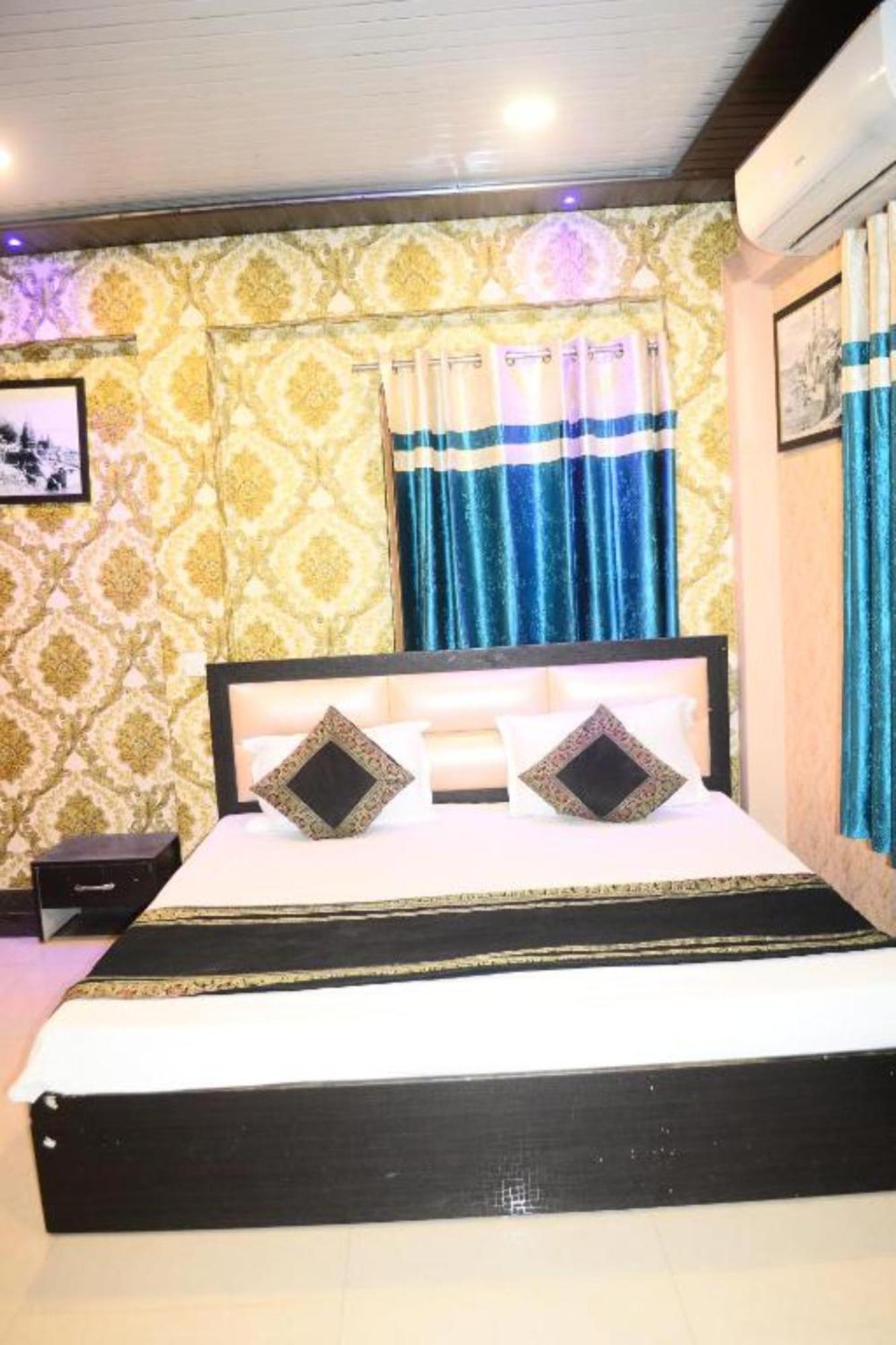 Hotel Hr Guest House Varanasi - 5 Minutes Walking From Kashi Vishwanath Temple And Ganga Arti Ghat - Fully Air Conditioned - Wi-Fi - Room Service - Well Maintained And Spacious Room - Best Seller In Varanasi 4* Varanasi