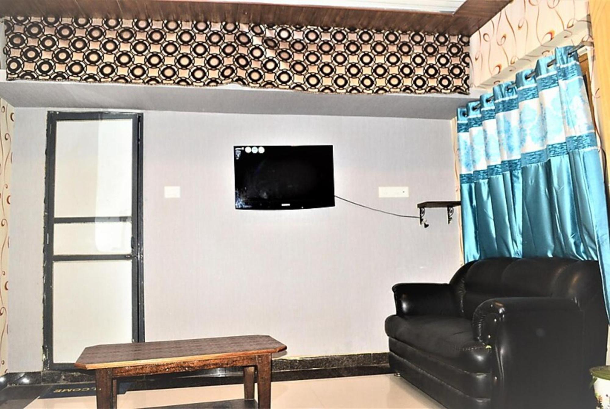Hotel Hr Guest House Varanasi - 5 Minutes Walking From Kashi Vishwanath Temple And Ganga Arti Ghat - Fully Air Conditioned - Wi-Fi - Room Service - Well Maintained And Spacious Room - Best Seller In Varanasi 4*