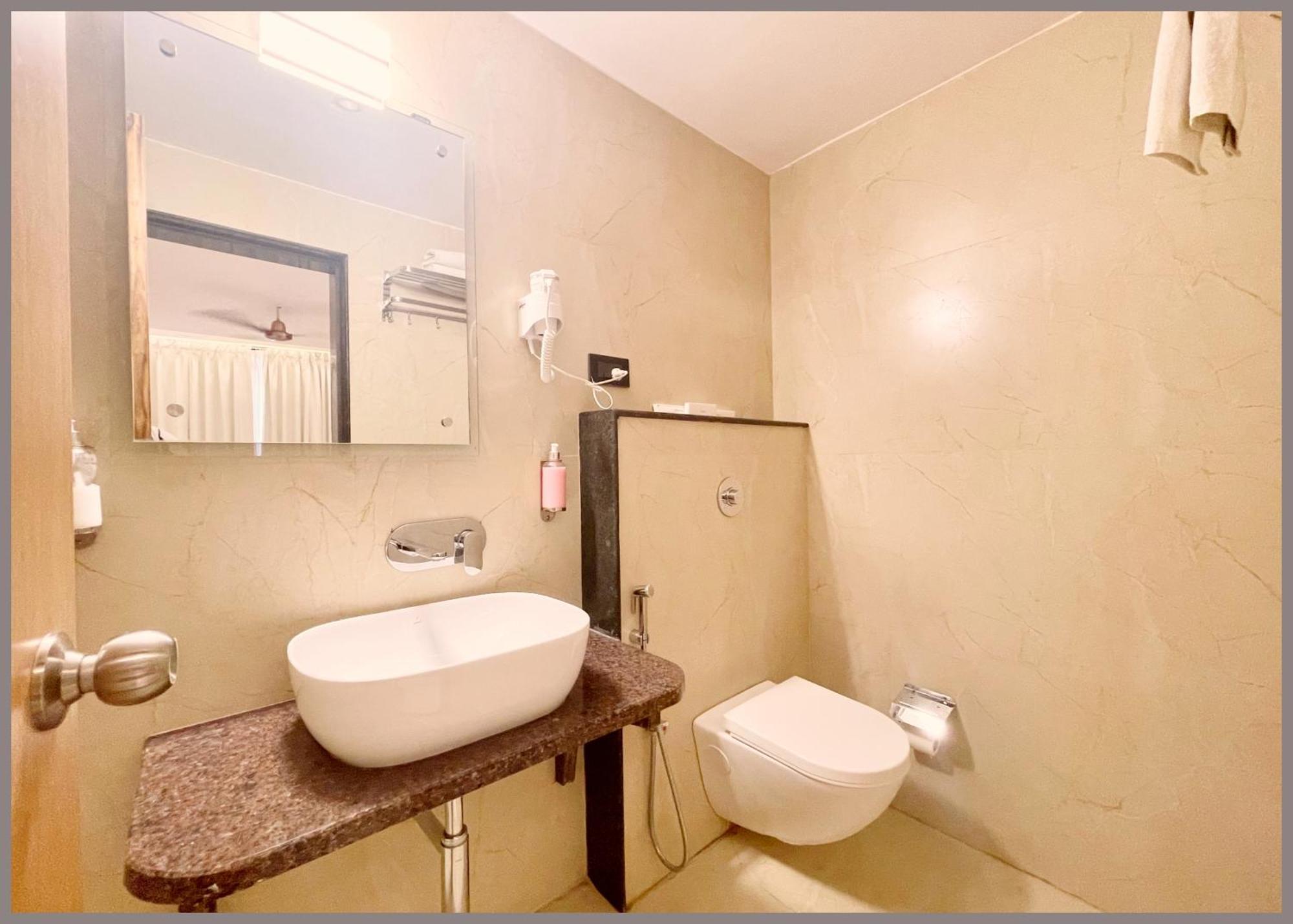 Hotel Sarc Near Kashi Vishwanath Temple - Fully Air Conditioned And Spacious 4*