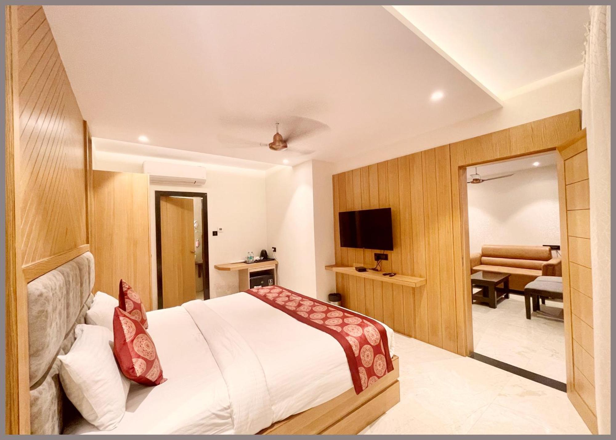 Sarc Near Kashi Vishwanath Temple - Fully Air Conditioned And Spacious Varanasi