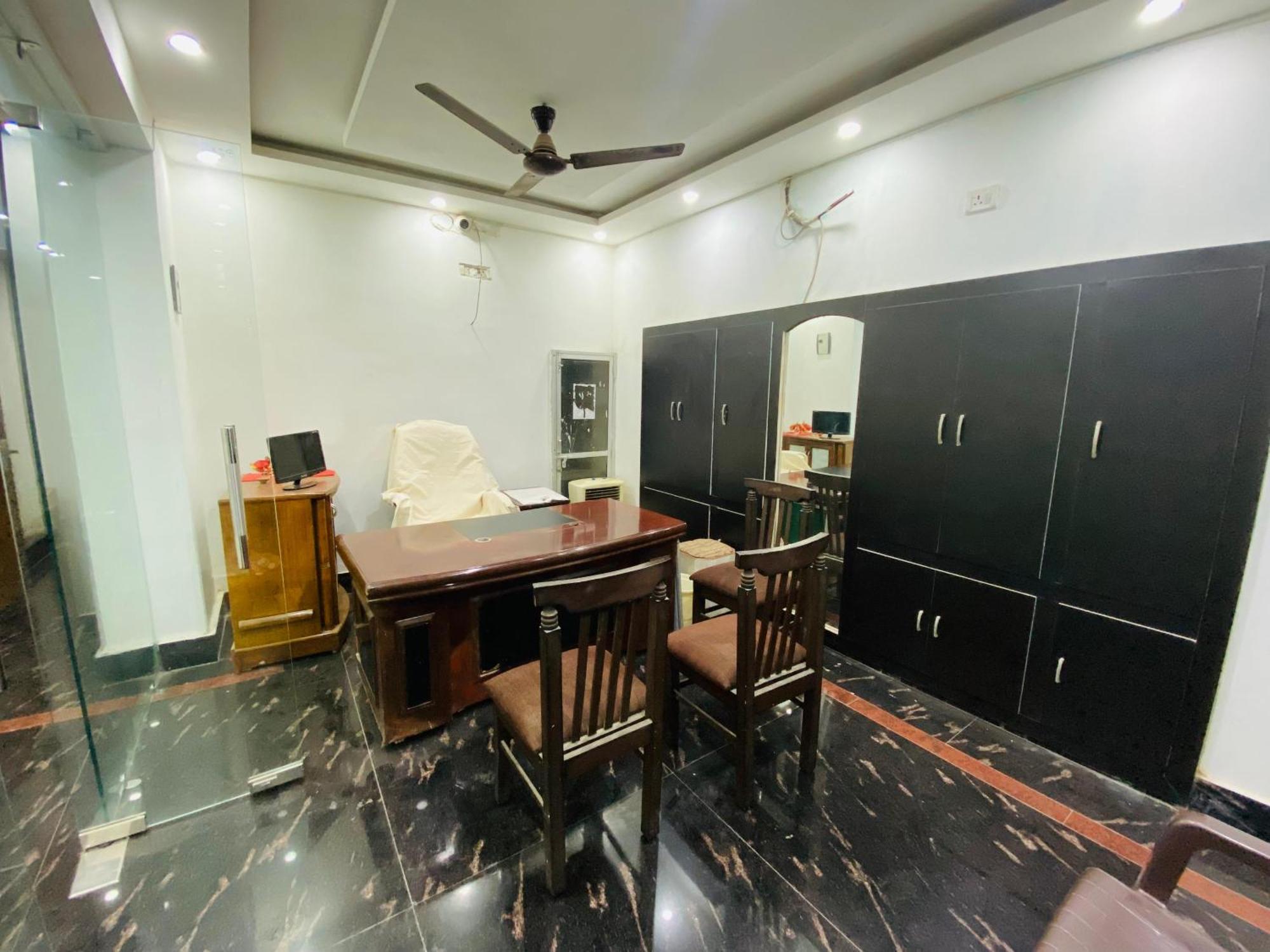 Kh Residency Near Kashi Vishwanth Temple
