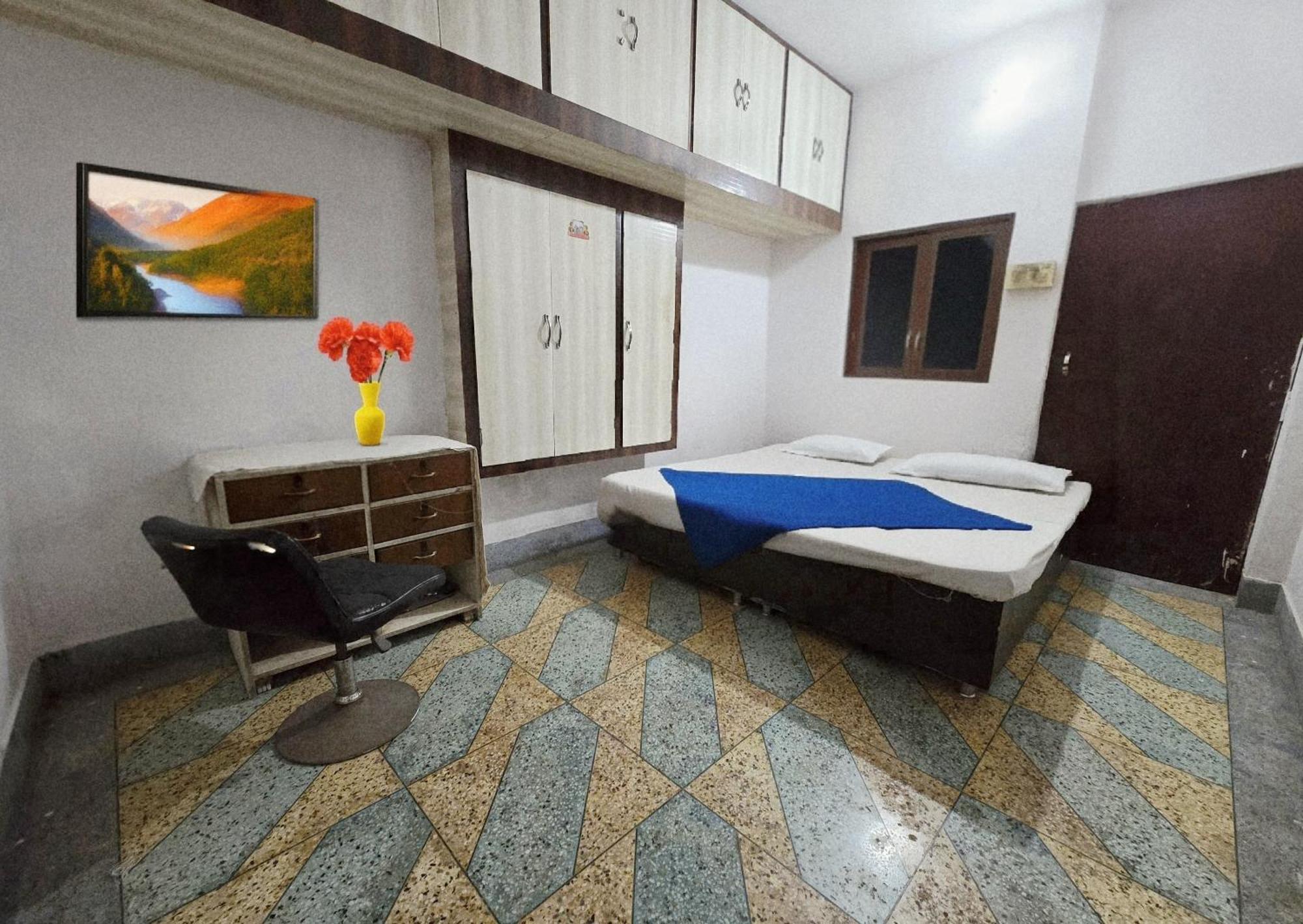 Guest house Kh Residency Near Kashi Vishwanth Temple *