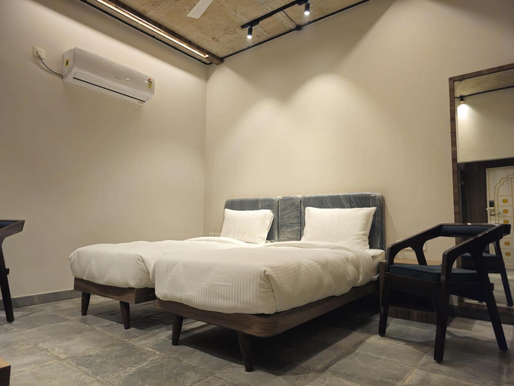 Aam Bagh Banaras Hotel