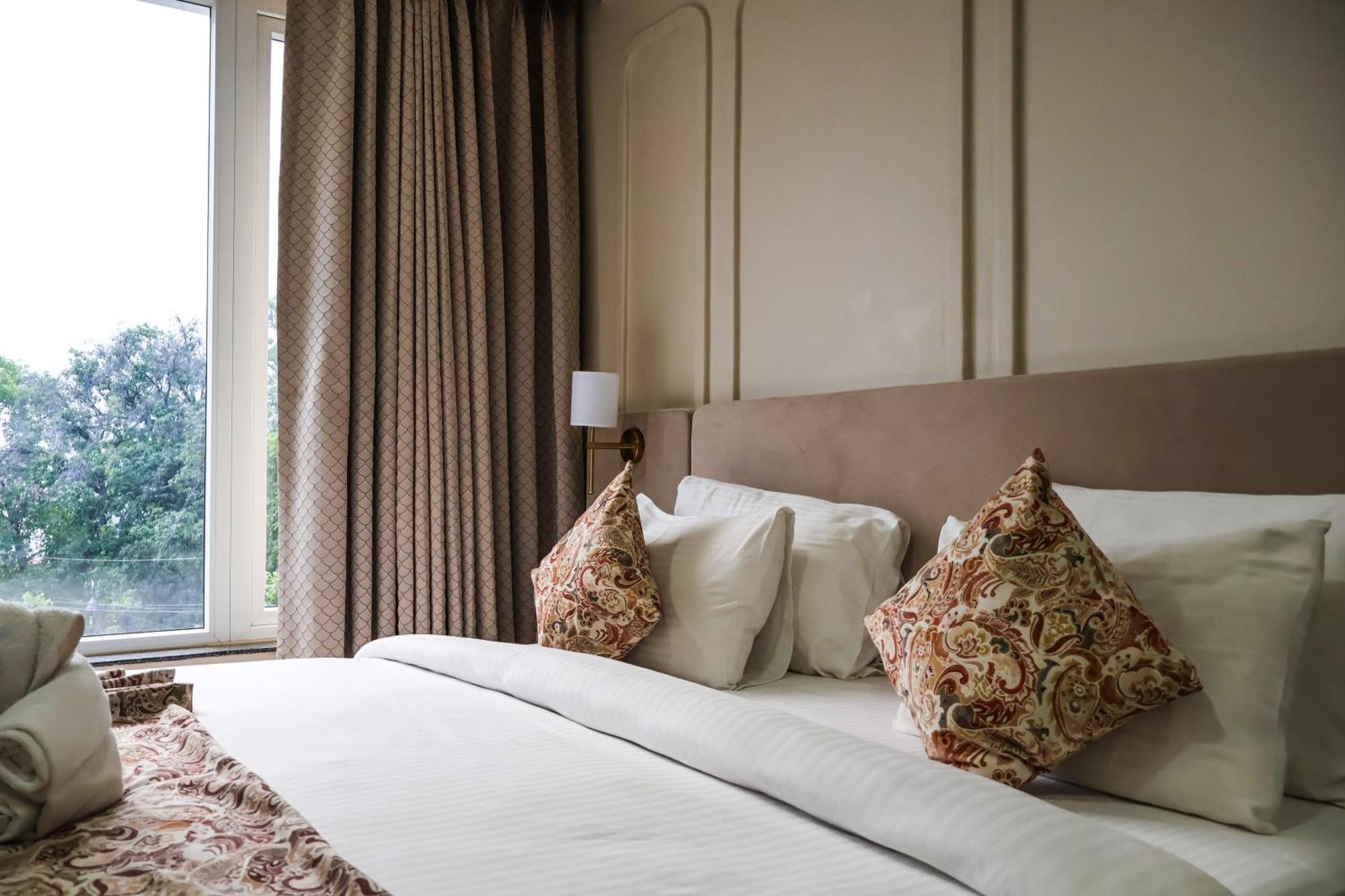 Hhw Buddha Lineage Hotel