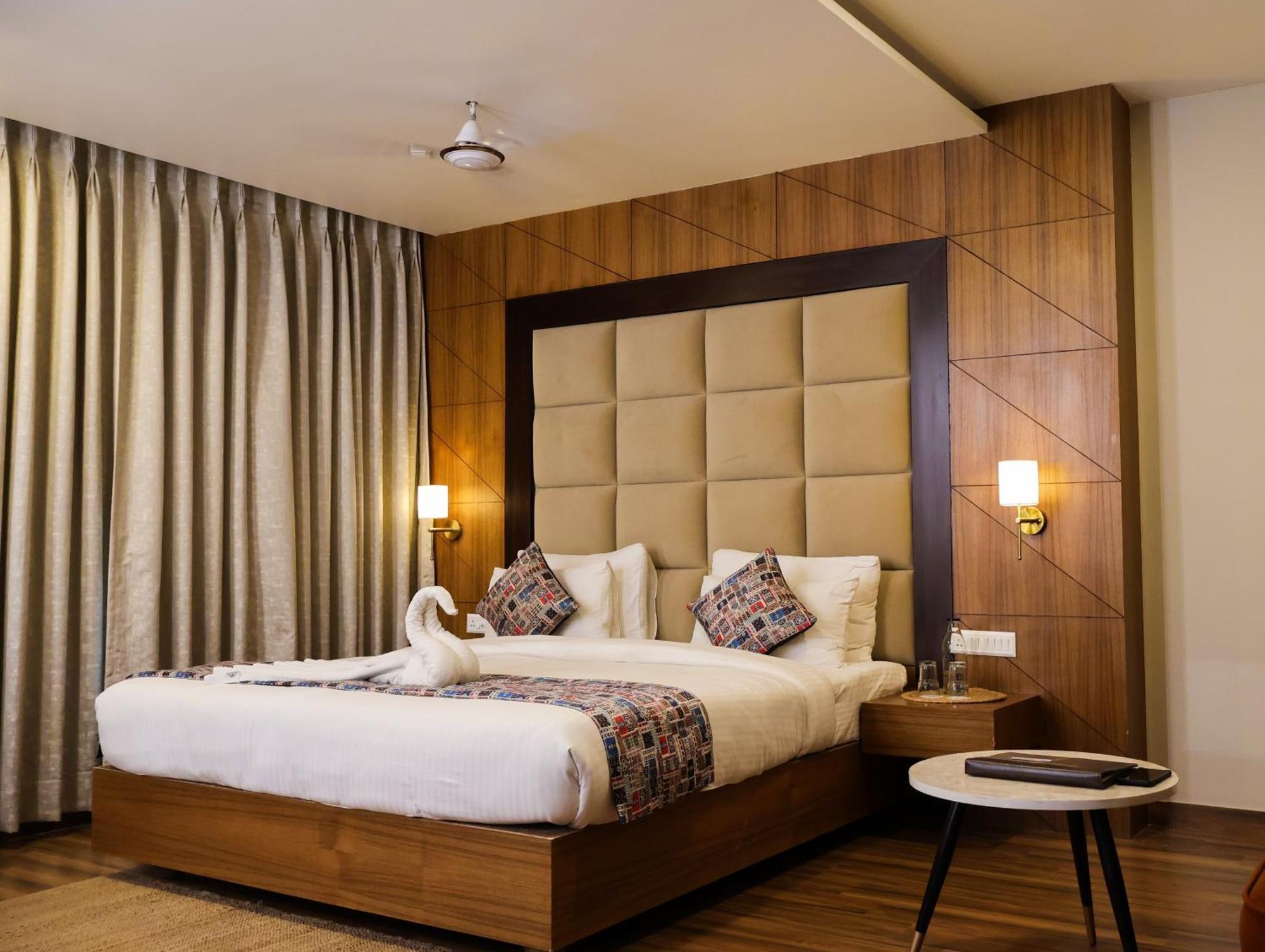 Hhw Buddha Lineage Hotel