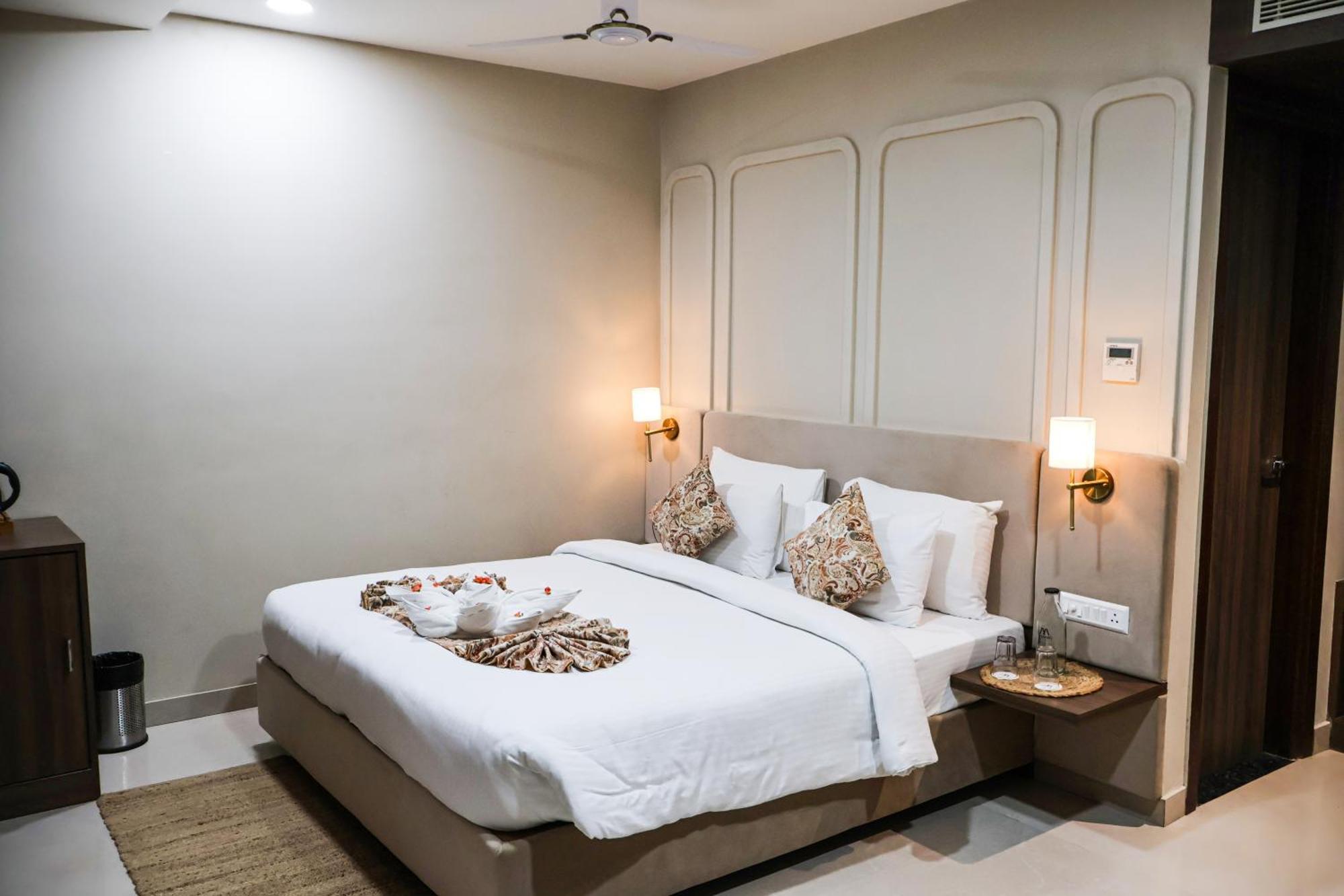 Hhw Buddha Lineage Hotel