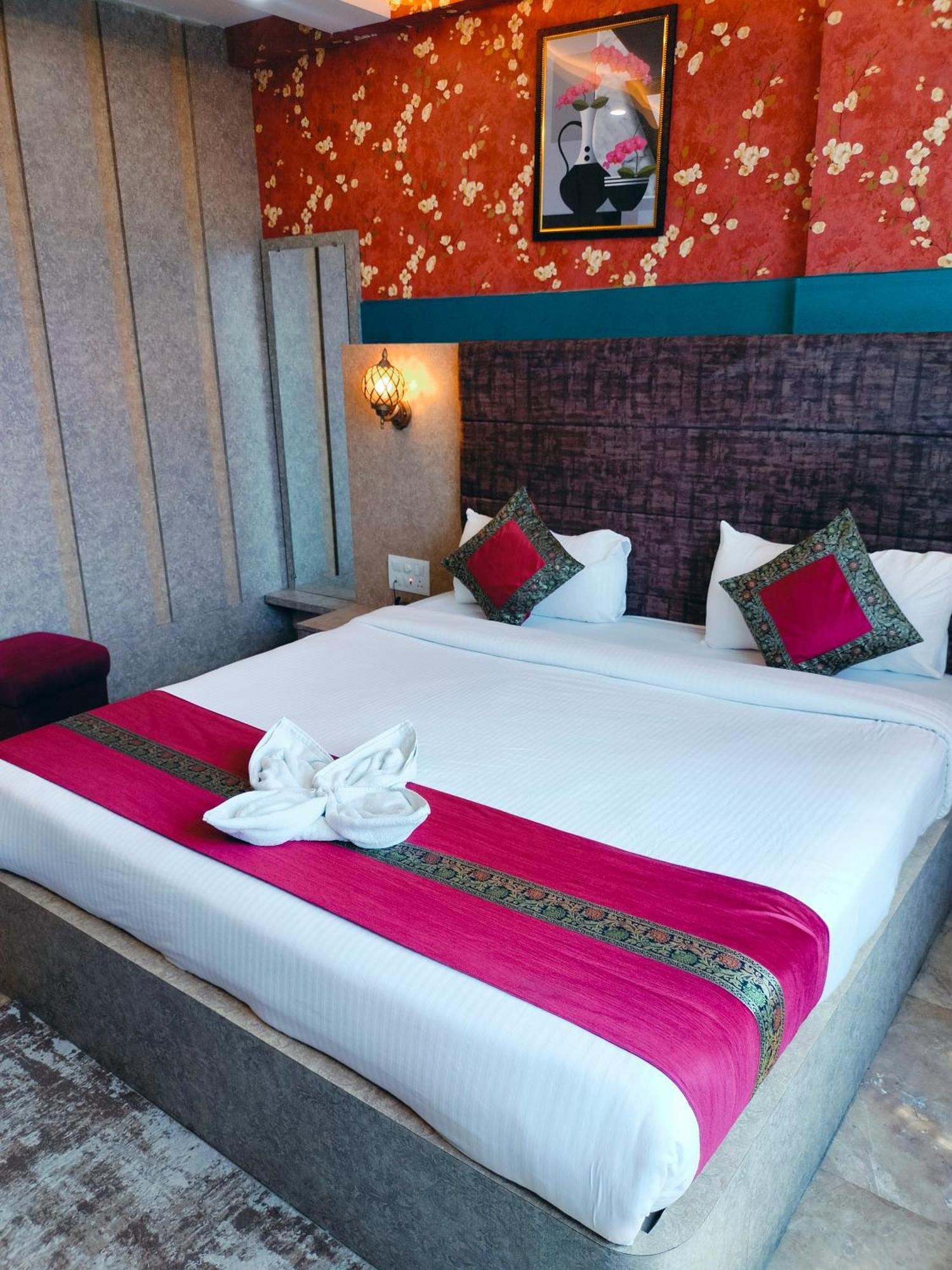 Love hotel Iconic