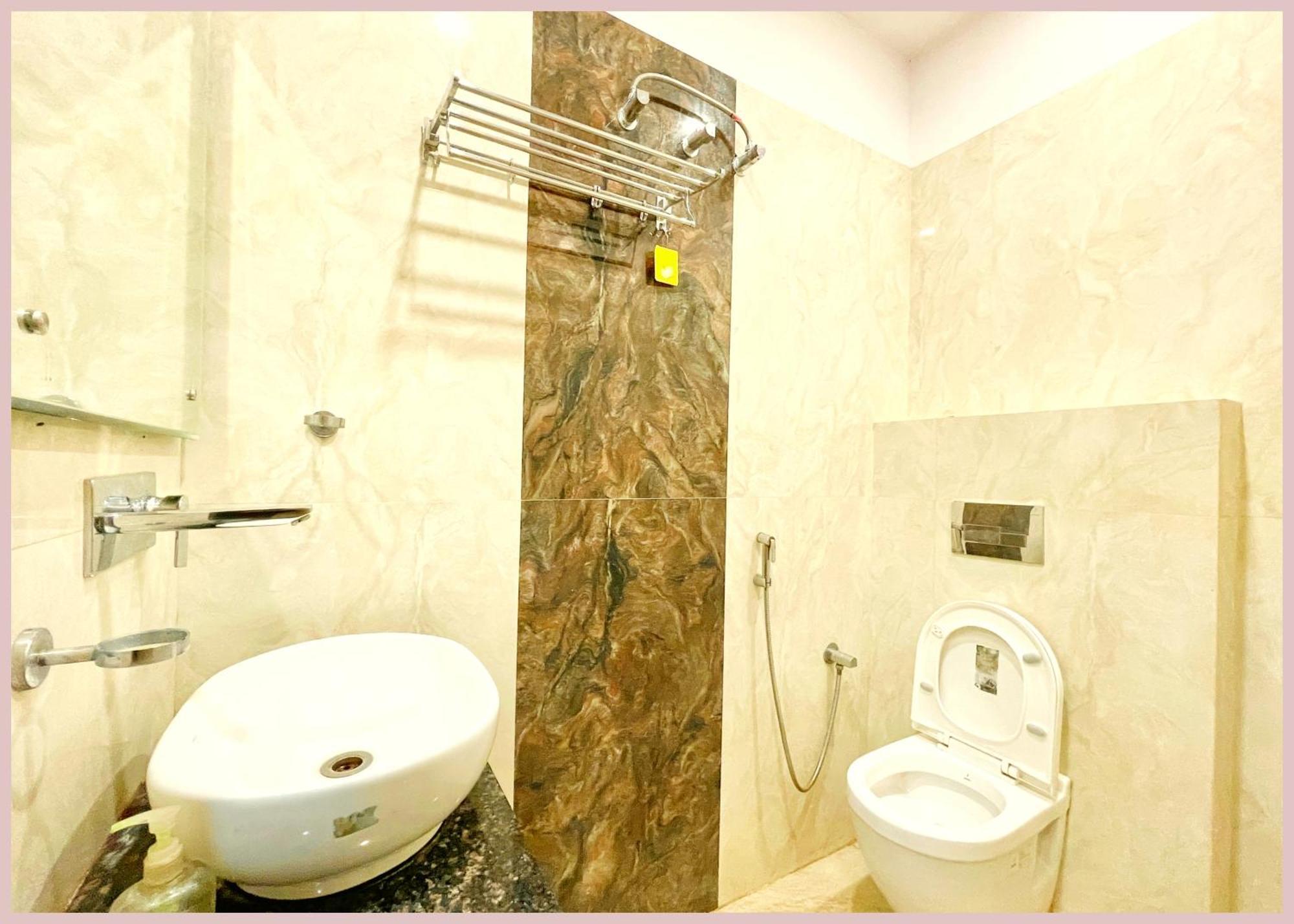Vns - Ndp ! Palace - Warm Hospitality & Comfortable In - Near Kashi Vishwanath Temple - In Hotel 4*