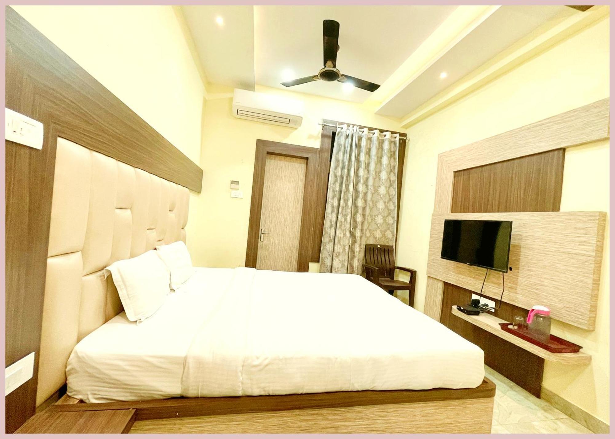 Vns - Ndp ! Palace - Warm Hospitality & Comfortable In - Near Kashi Vishwanath Temple - In Hotel