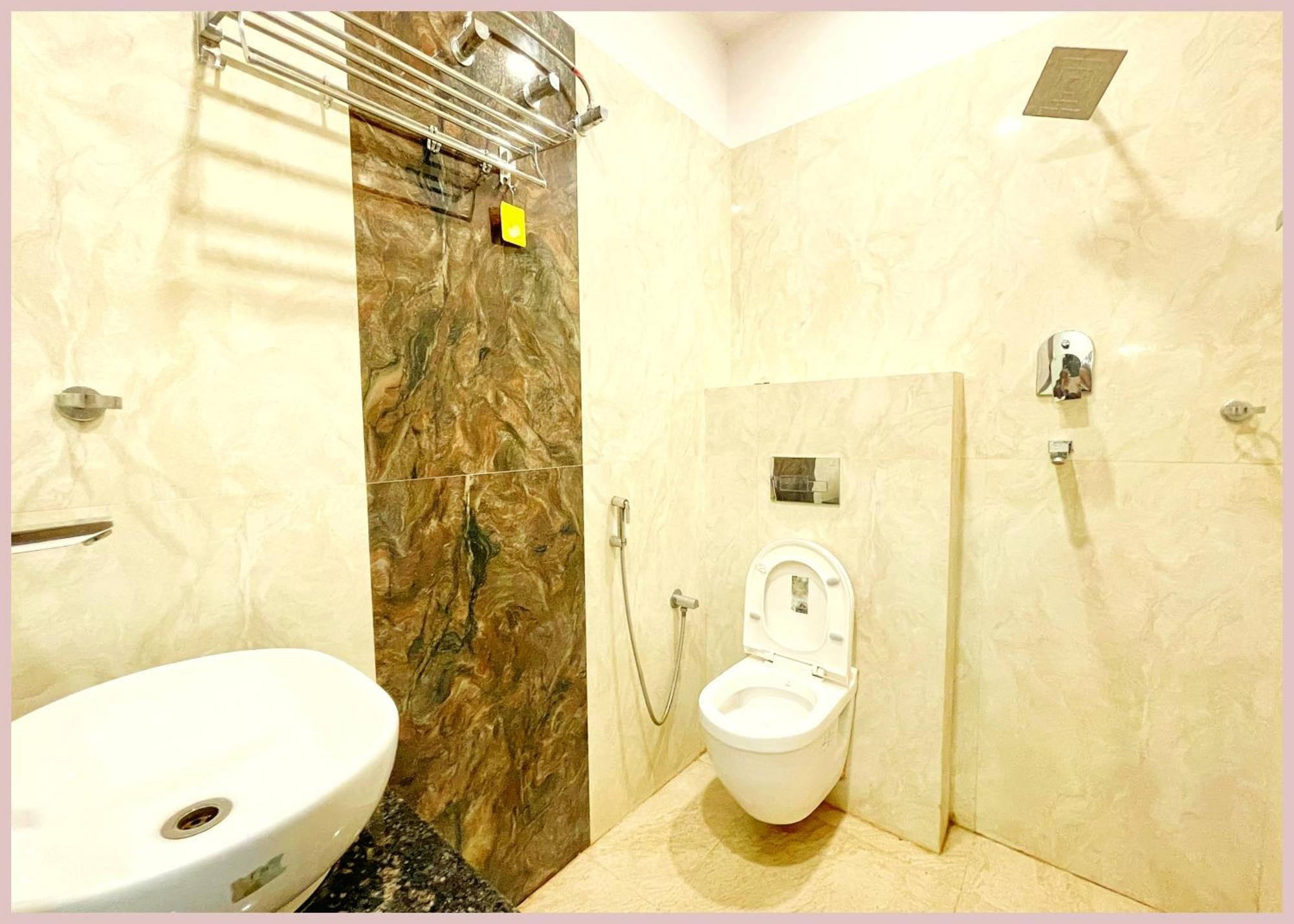 Vns - Ndp ! Palace - Warm Hospitality & Comfortable In - Near Kashi Vishwanath Temple - In