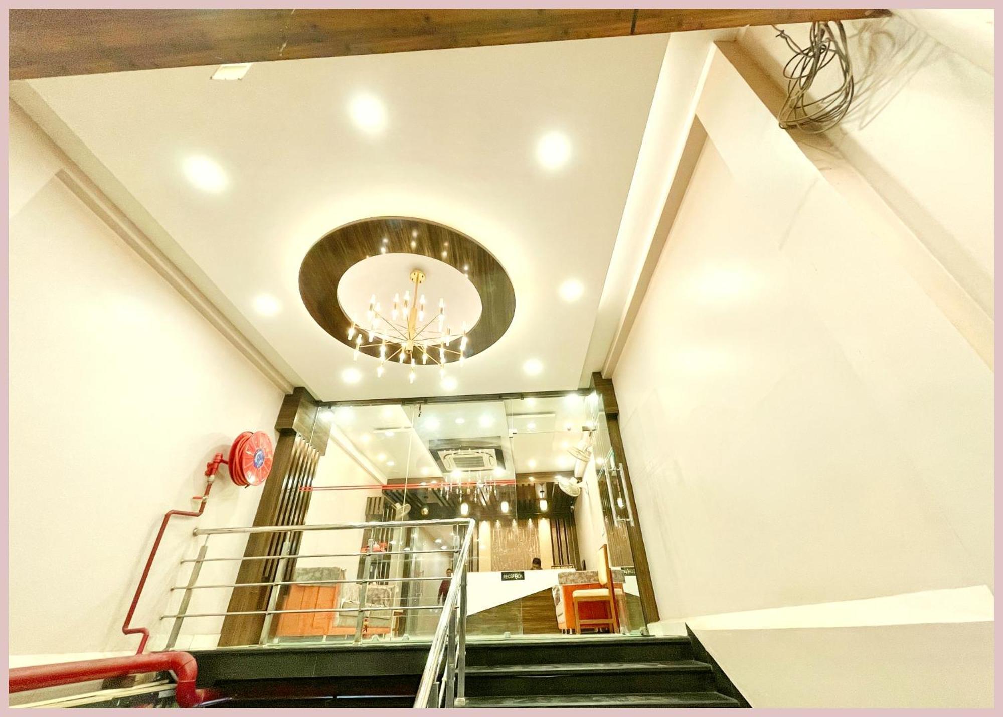 Vns - Ndp ! Palace - Warm Hospitality & Comfortable In - Near Kashi Vishwanath Temple - In Hotel 4*