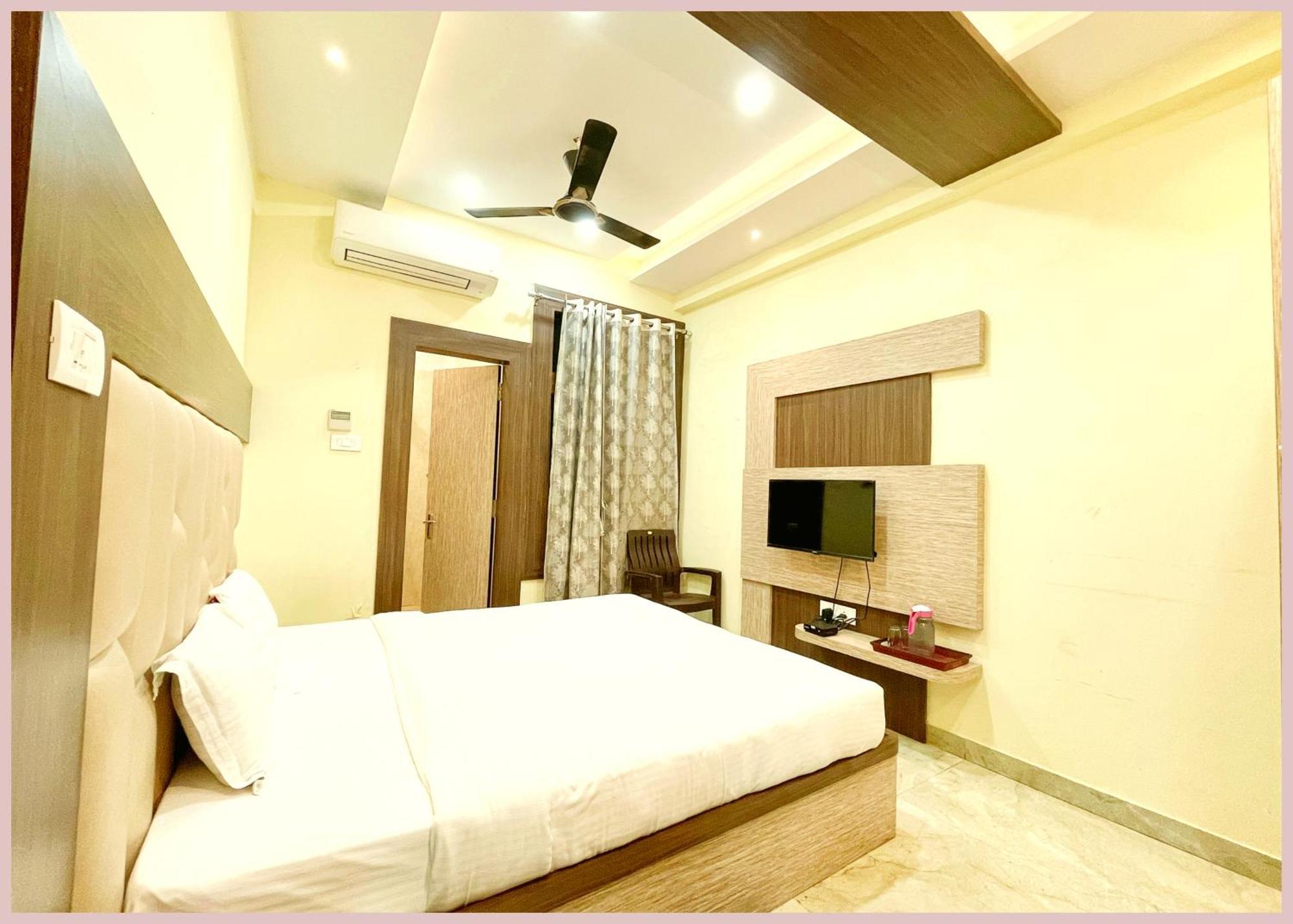 Vns - Ndp ! Palace - Warm Hospitality & Comfortable In - Near Kashi Vishwanath Temple - In Hotel 4*