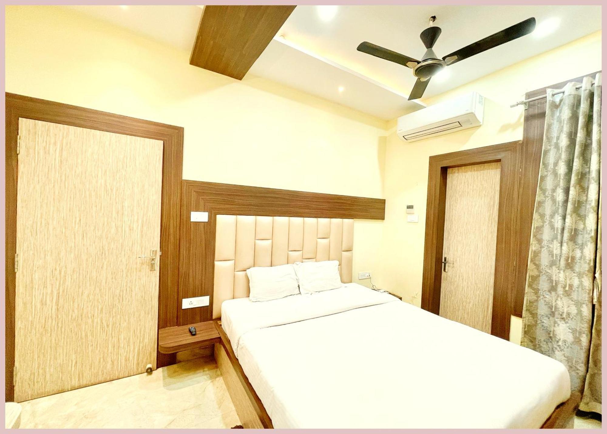 Vns - Ndp ! Palace - Warm Hospitality & Comfortable In - Near Kashi Vishwanath Temple - In Hotel