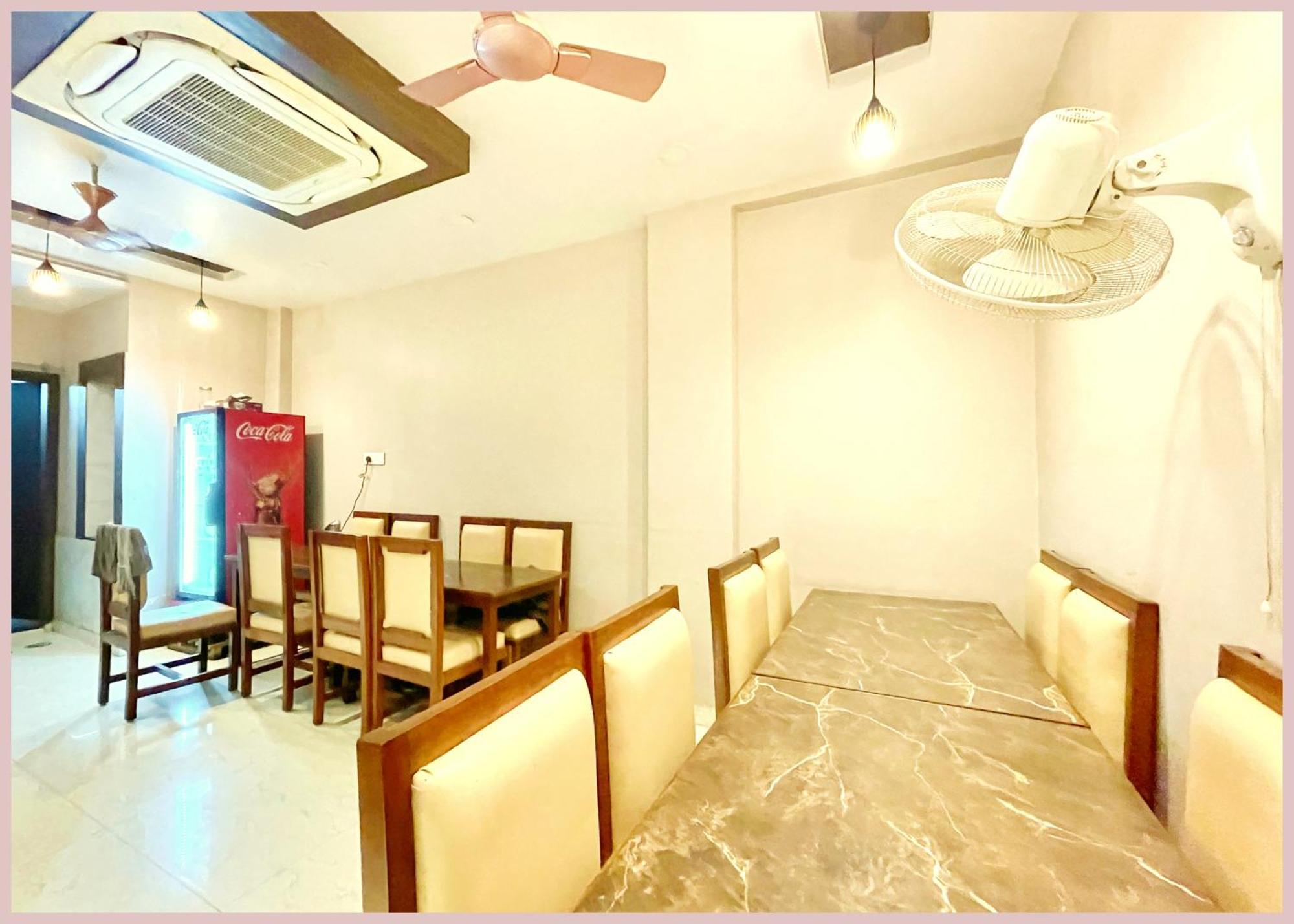 Vns - Ndp ! Palace - Warm Hospitality & Comfortable In - Near Kashi Vishwanath Temple - In Hotel