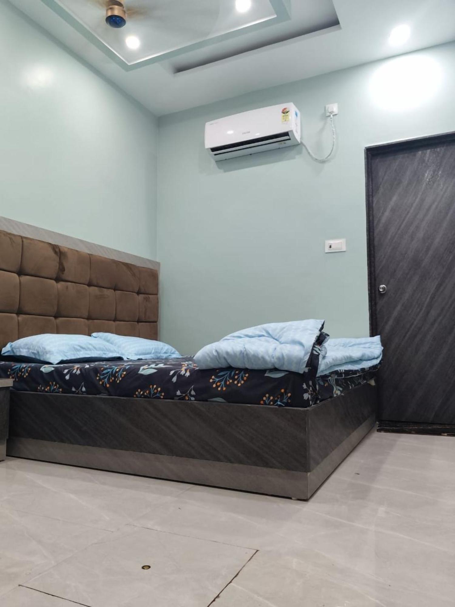 Kashi Om Guest house *