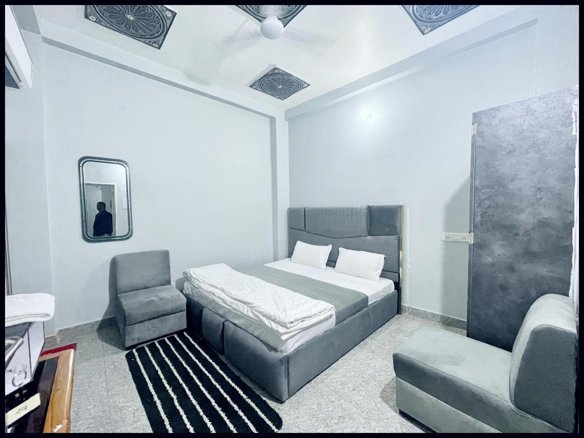 Varanasi Luxury Premium Guest House New Pgh ! Near Kashi Vishwanath Temple And Ganga Ghat With #Wi-Fi #Room Service - Fully Air Conditioned Rooms & Prime Location - Best Hotel In Varanasi * Varanasi