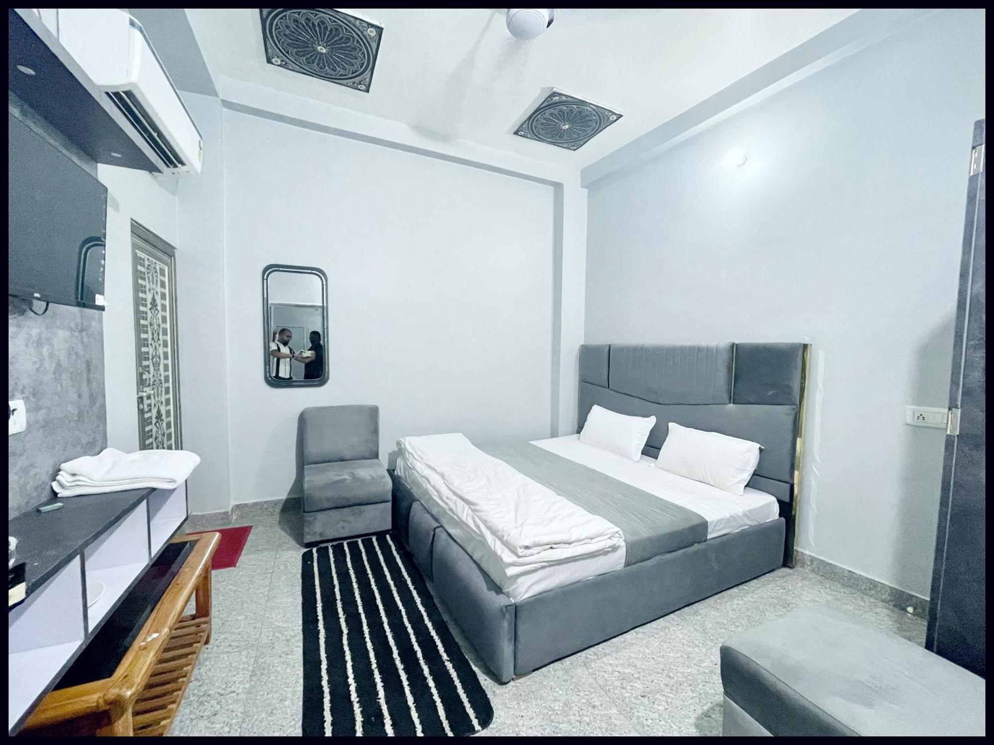 Varanasi Luxury Premium Guest House New Pgh ! Near Kashi Vishwanath Temple And Ganga Ghat With #Wi-Fi #Room Service - Fully Air Conditioned Rooms & Prime Location - Best Hotel In Varanasi Varanasi