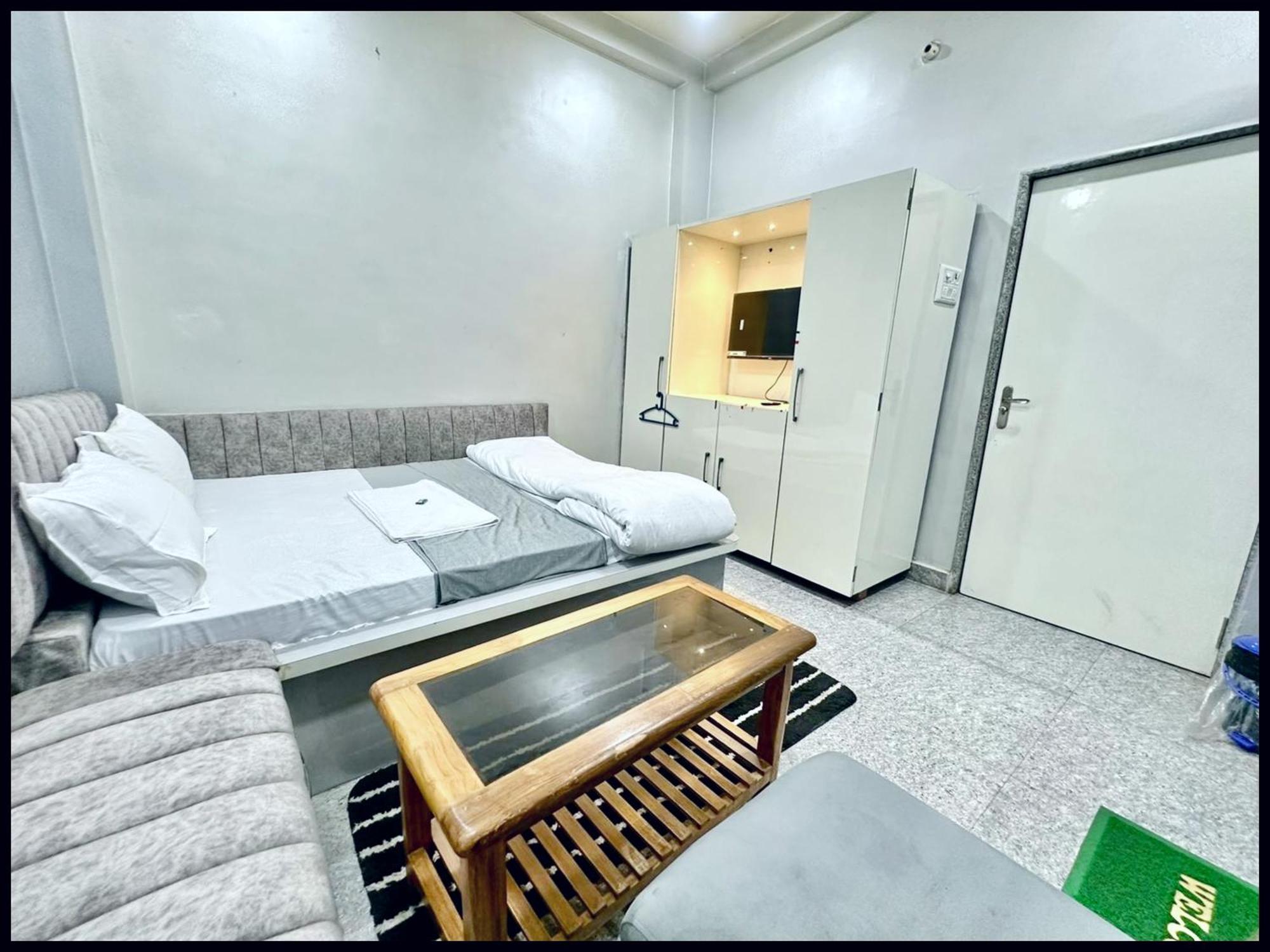 Hotel Varanasi Luxury Premium Guest House New Pgh ! Near Kashi Vishwanath Temple And Ganga Ghat With #Wi-Fi #Room Service - Fully Air Conditioned Rooms & Prime Location - Best Hotel In Varanasi *