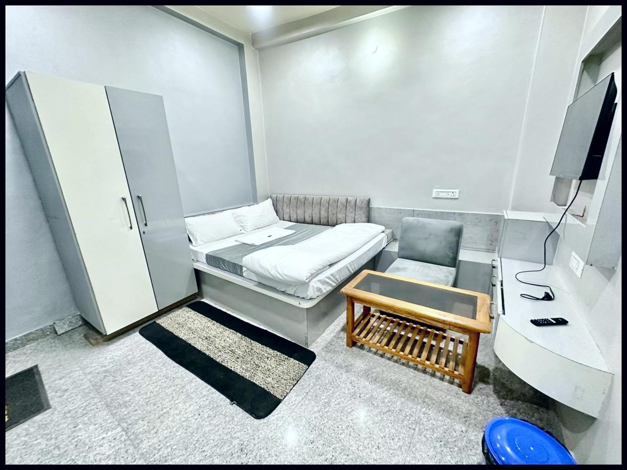 Varanasi Luxury Premium Guest House New Pgh ! Near Kashi Vishwanath Temple And Ganga Ghat With #Wi-Fi #Room Service - Fully Air Conditioned Rooms & Prime Location - Best Hotel In Varanasi * Varanasi