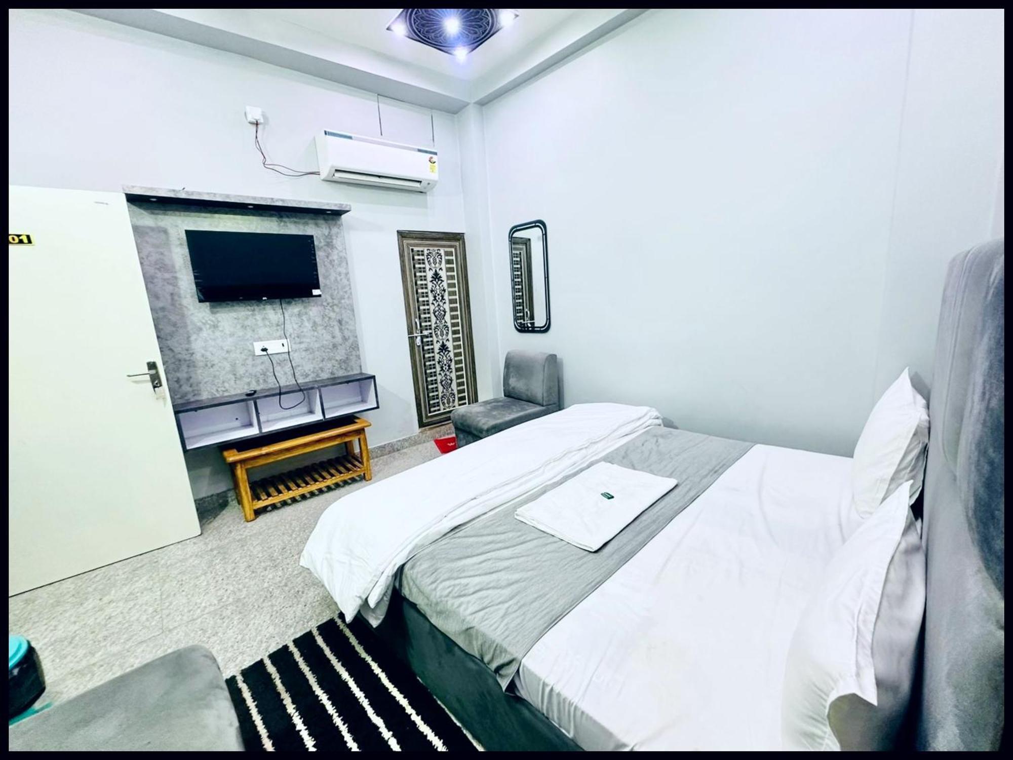 Hotel Varanasi Luxury Premium Guest House New Pgh ! Near Kashi Vishwanath Temple And Ganga Ghat With #Wi-Fi #Room Service - Fully Air Conditioned Rooms & Prime Location - Best Hotel In Varanasi *