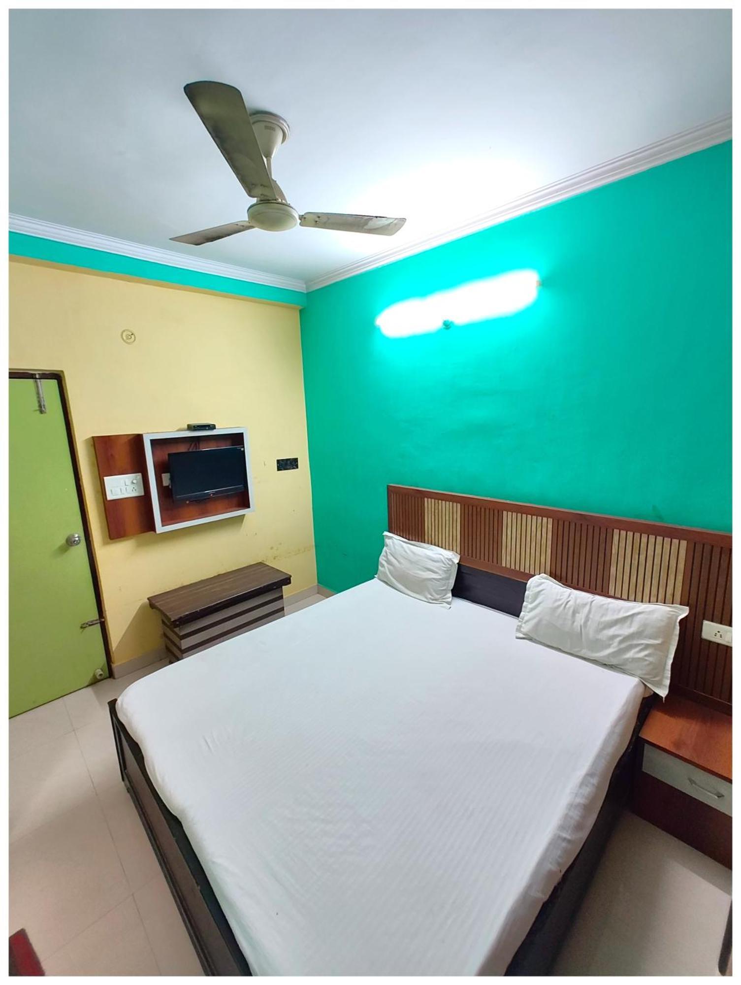 Hotel Kashi Near Railway Station - With #prime Location #wi-fi #hygience & Spacious - Near Kashi Vishwanath Temple And Ganga Ghat - A In Heart Of