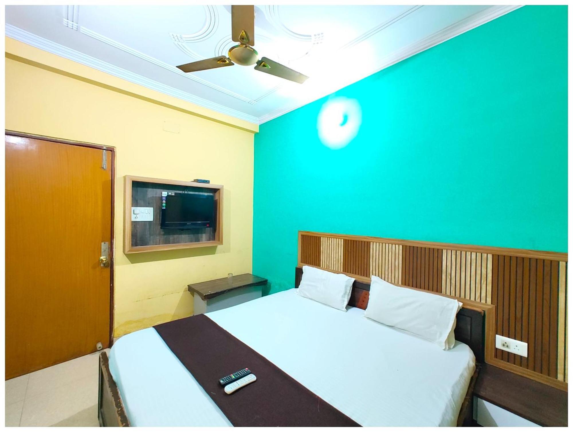 Hotel Kashi Near Railway Station - With #prime Location #wi-fi #hygience & Spacious - Near Kashi Vishwanath Temple And Ganga Ghat - A In Heart Of 3*