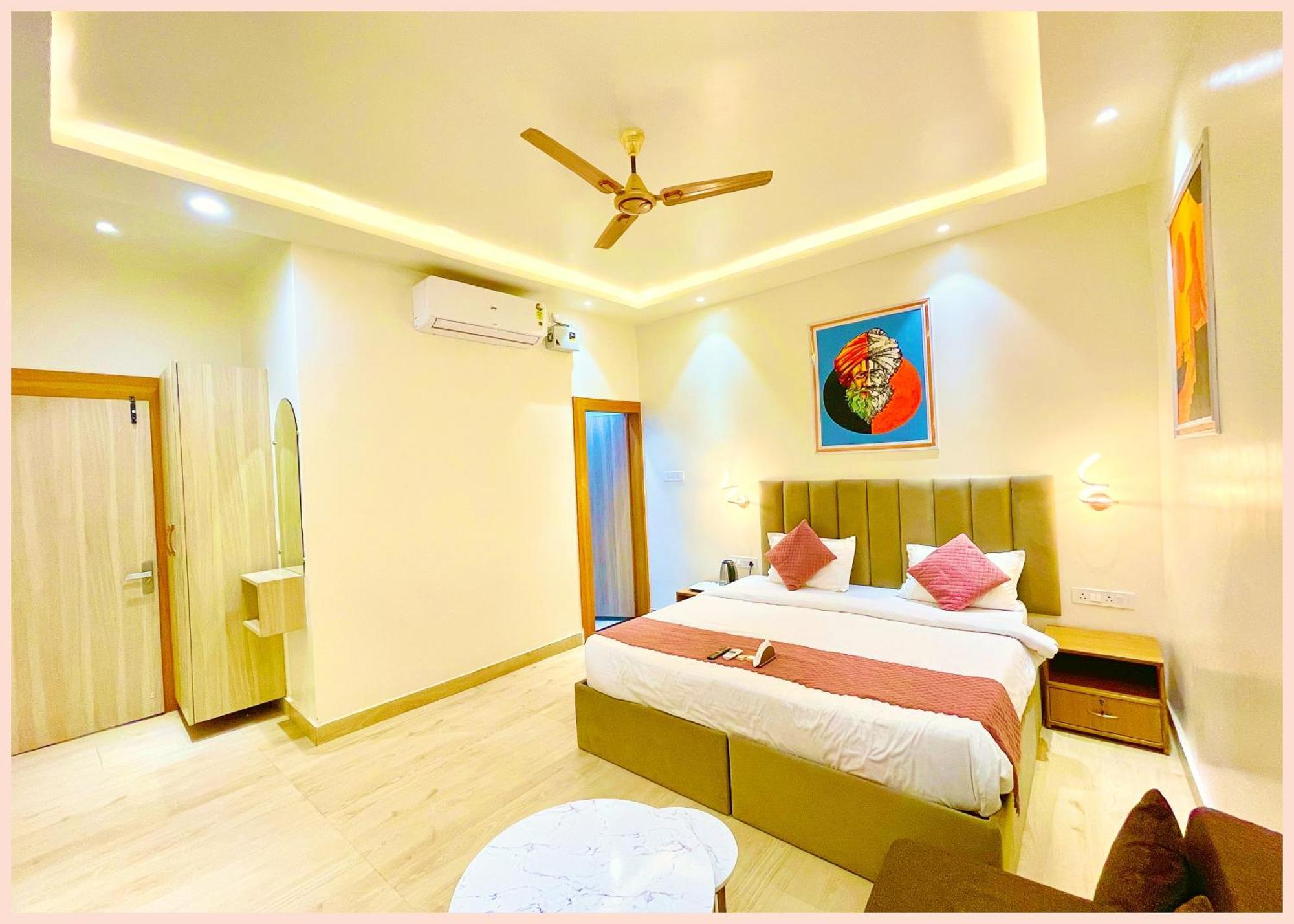 Vns The Premium The Banaras -near Kashi Vishwanath Temple - Free Wi-fi And Service Facilities - In *
