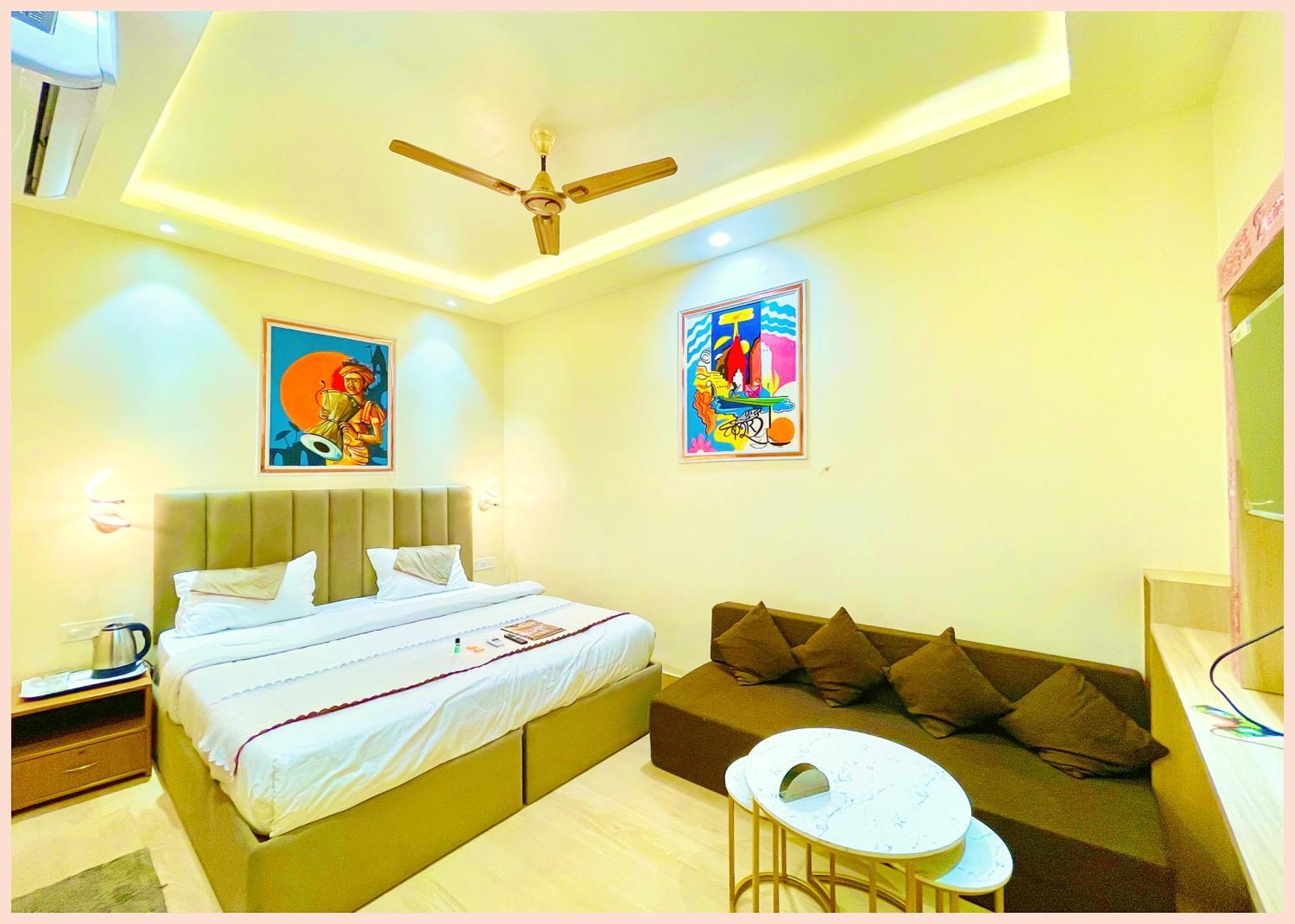 Vns The Premium The Banaras -near Kashi Vishwanath Temple - Free Wi-fi And Service Facilities - In Guest house