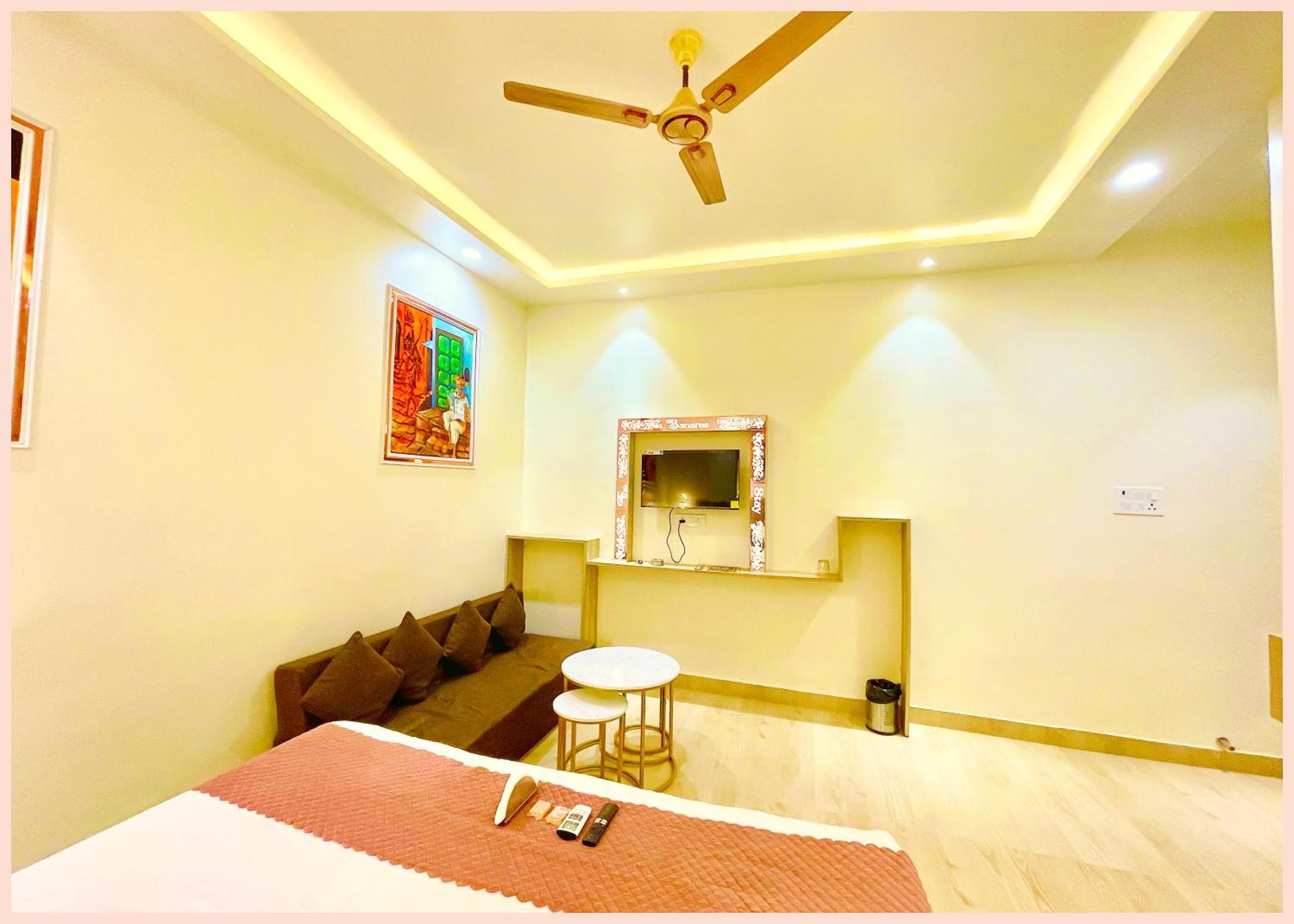 Vns The Premium The Banaras -near Kashi Vishwanath Temple - Free Wi-fi And Service Facilities - In Guest house