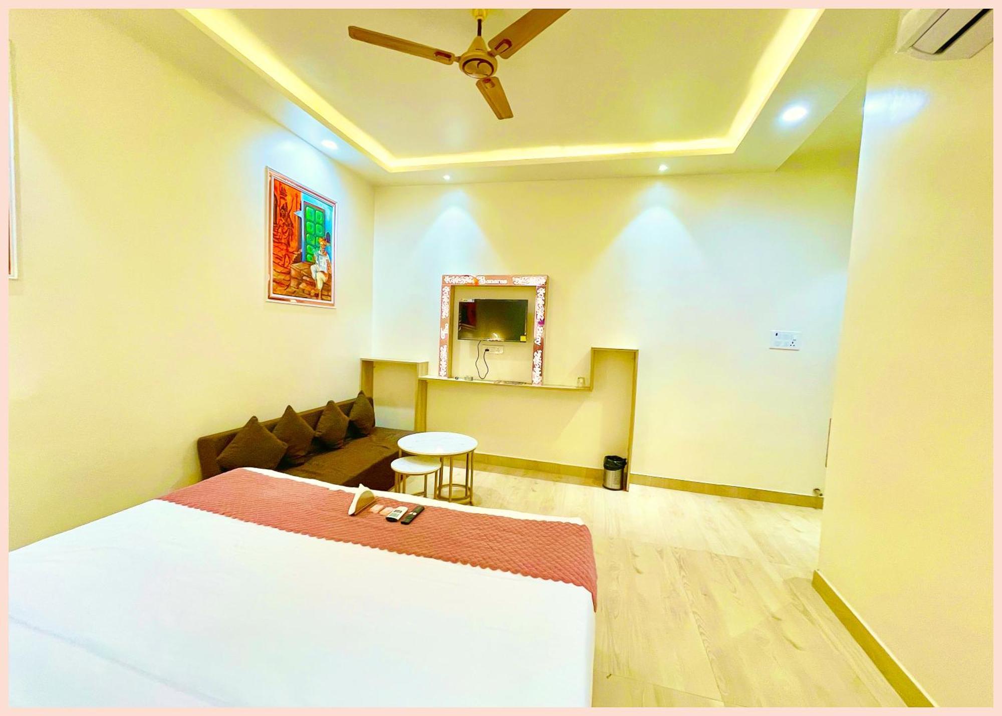 Vns The Premium The Banaras -near Kashi Vishwanath Temple - Free Wi-fi And Service Facilities - In Guest house *