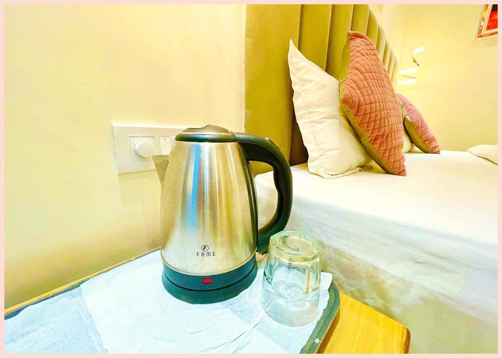 Vns The Premium The Banaras -near Kashi Vishwanath Temple - Free Wi-fi And Service Facilities - In Guest house