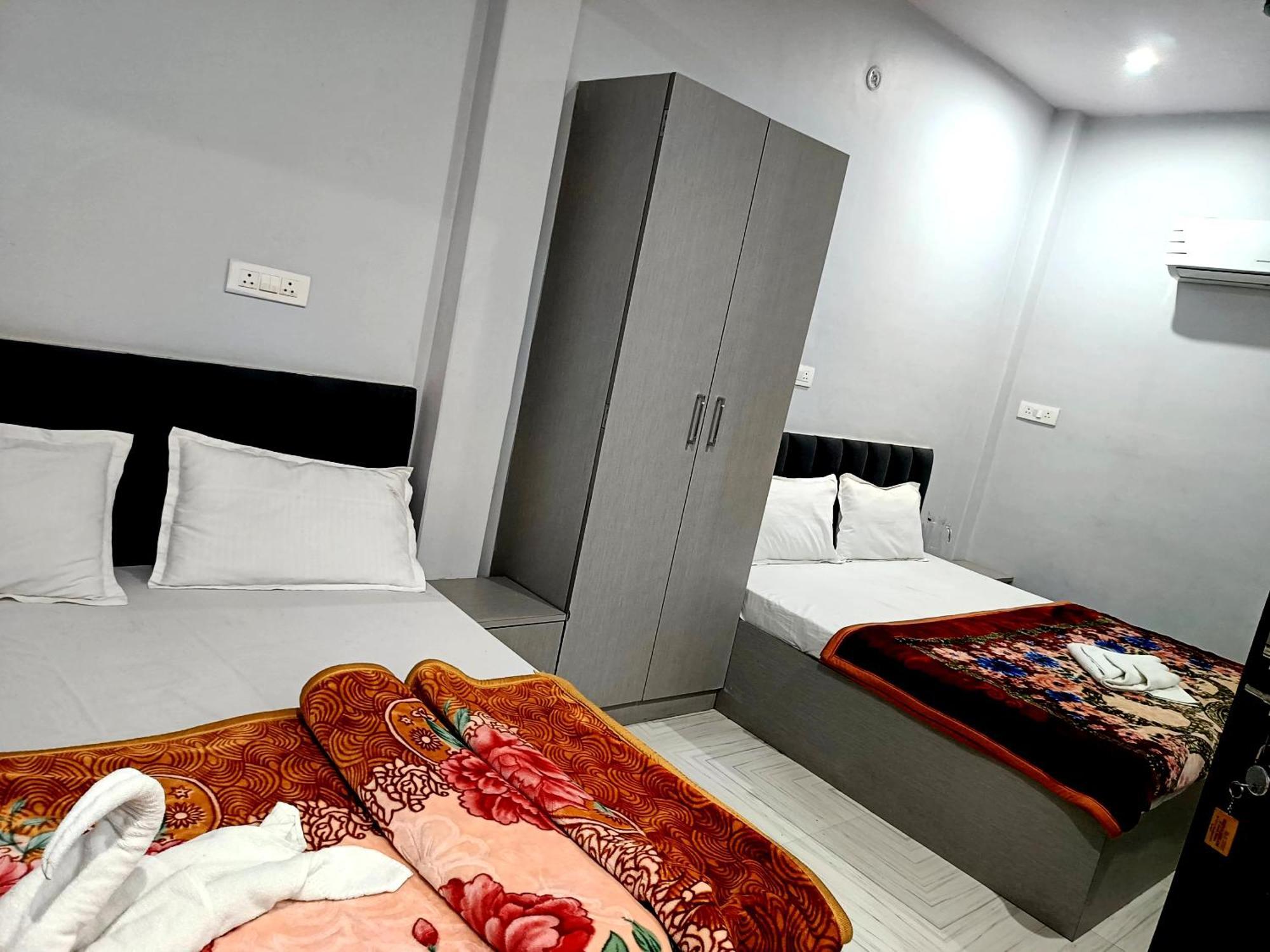 Hotel Shivaa Aashram Near Kashi Temple With Free Internet Service