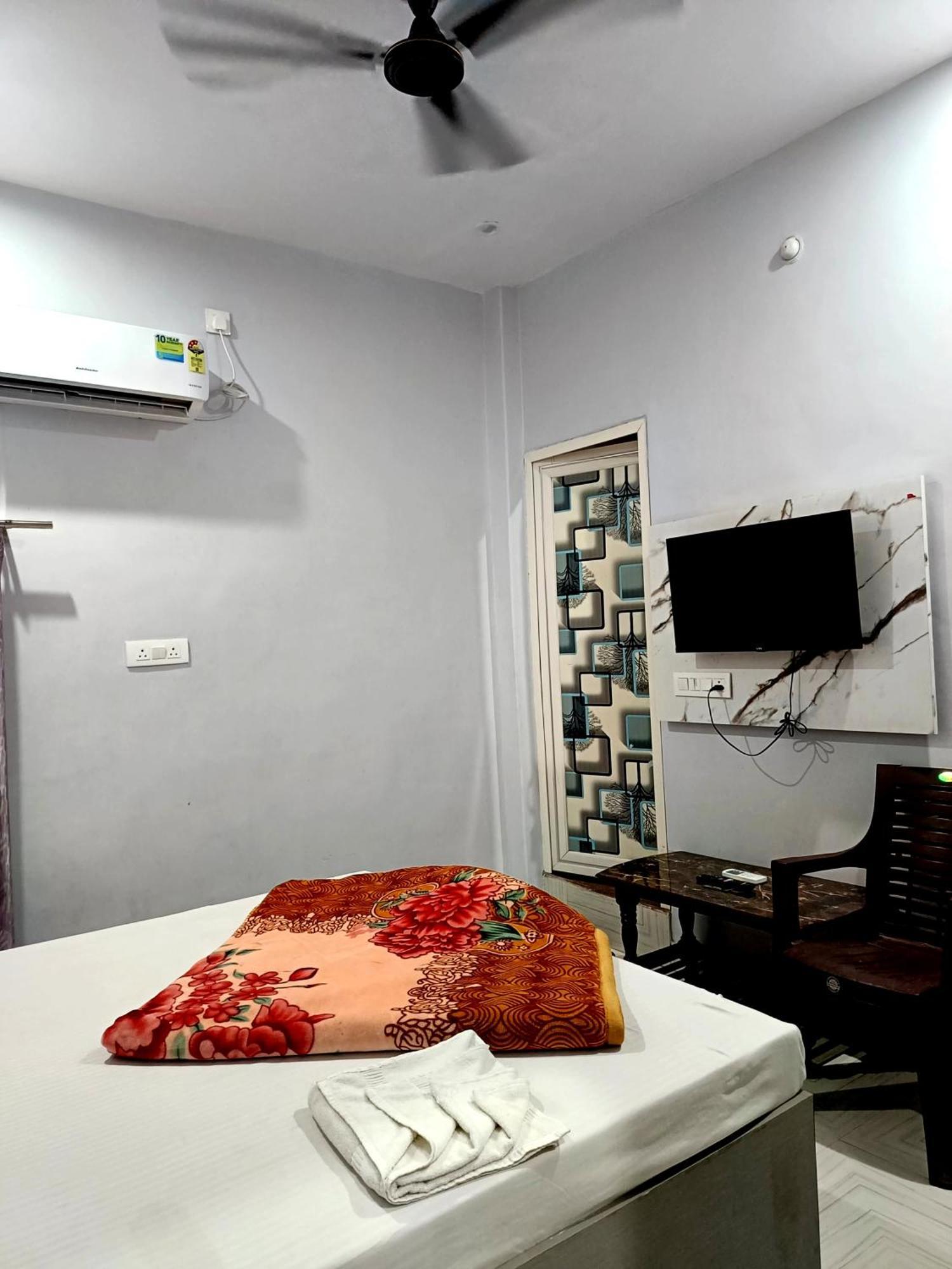 Hotel Hotel Shivaa Aashram Near Kashi Temple With Free Internet Service 2*