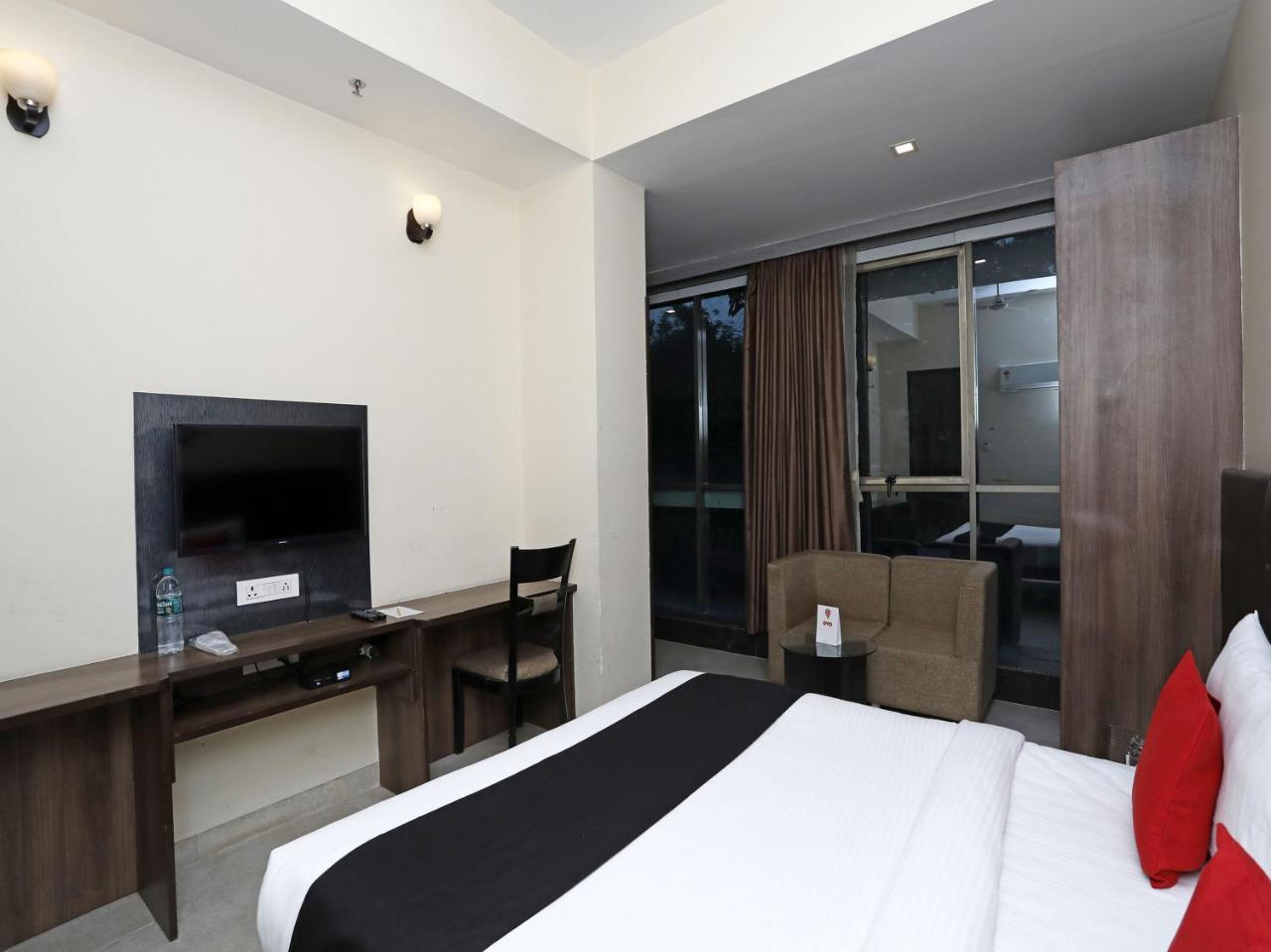 Jade Hotel