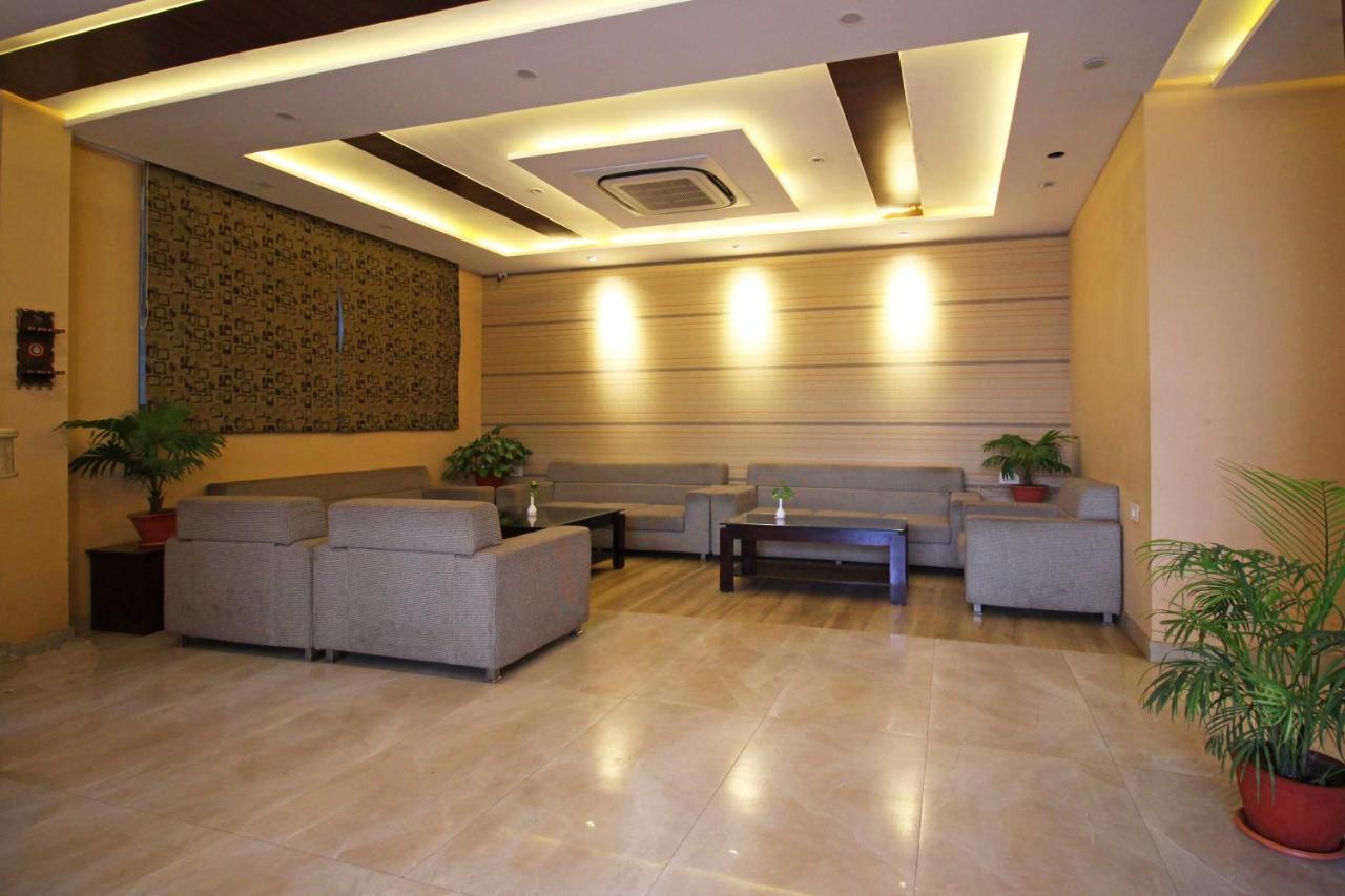 Capital O 4535 Uma Palace Varanasi