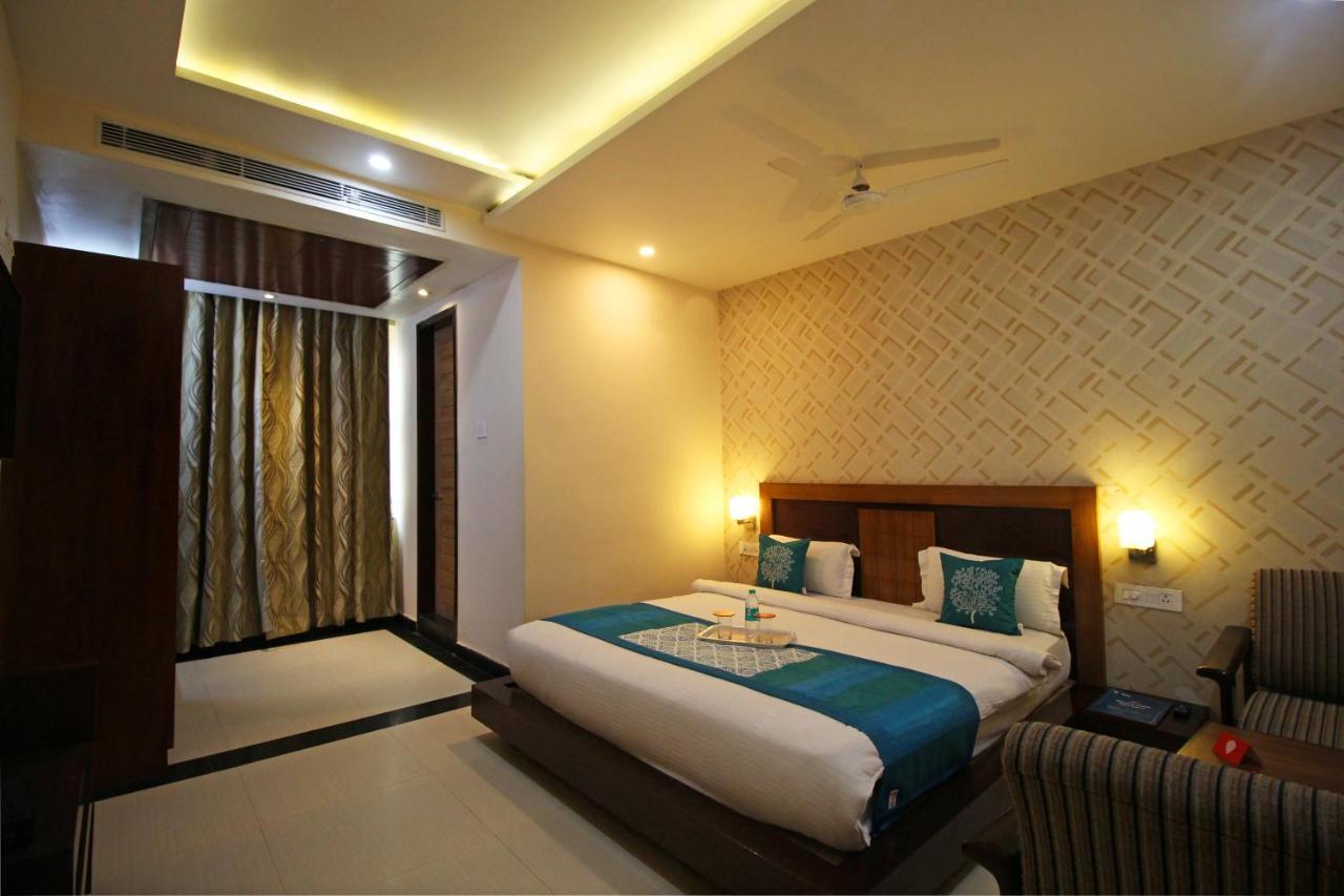 Hotel Capital O 4535 Uma Palace