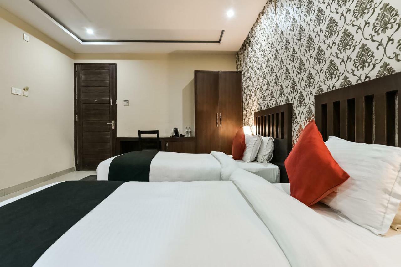 Hotel Capital O 4535 Uma Palace