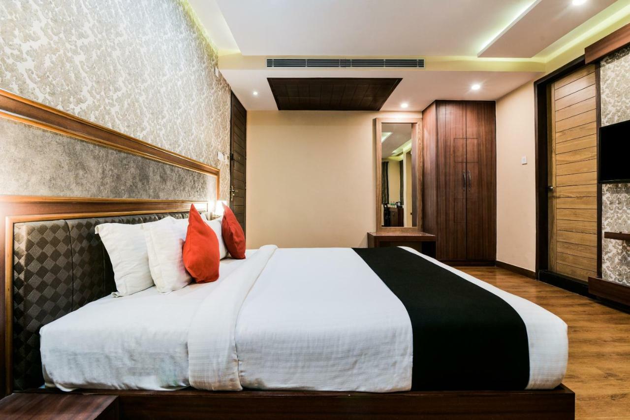 Capital O 4535 Uma Palace Varanasi
