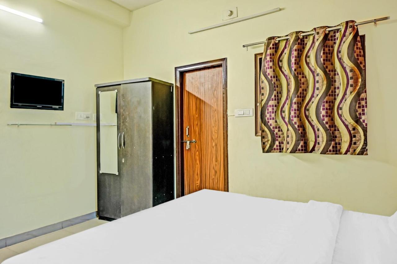Oyo 7498 Aparajita Hotel 3*