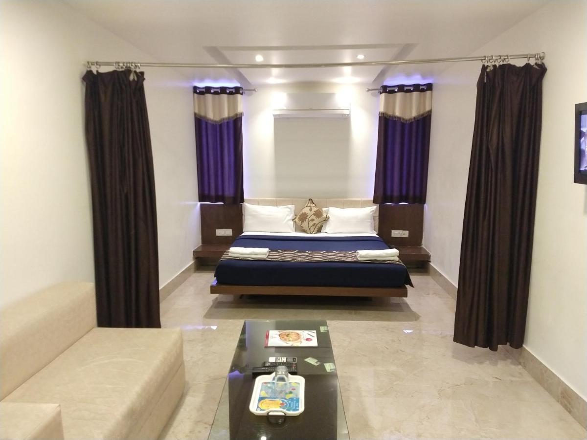 Palace 3*