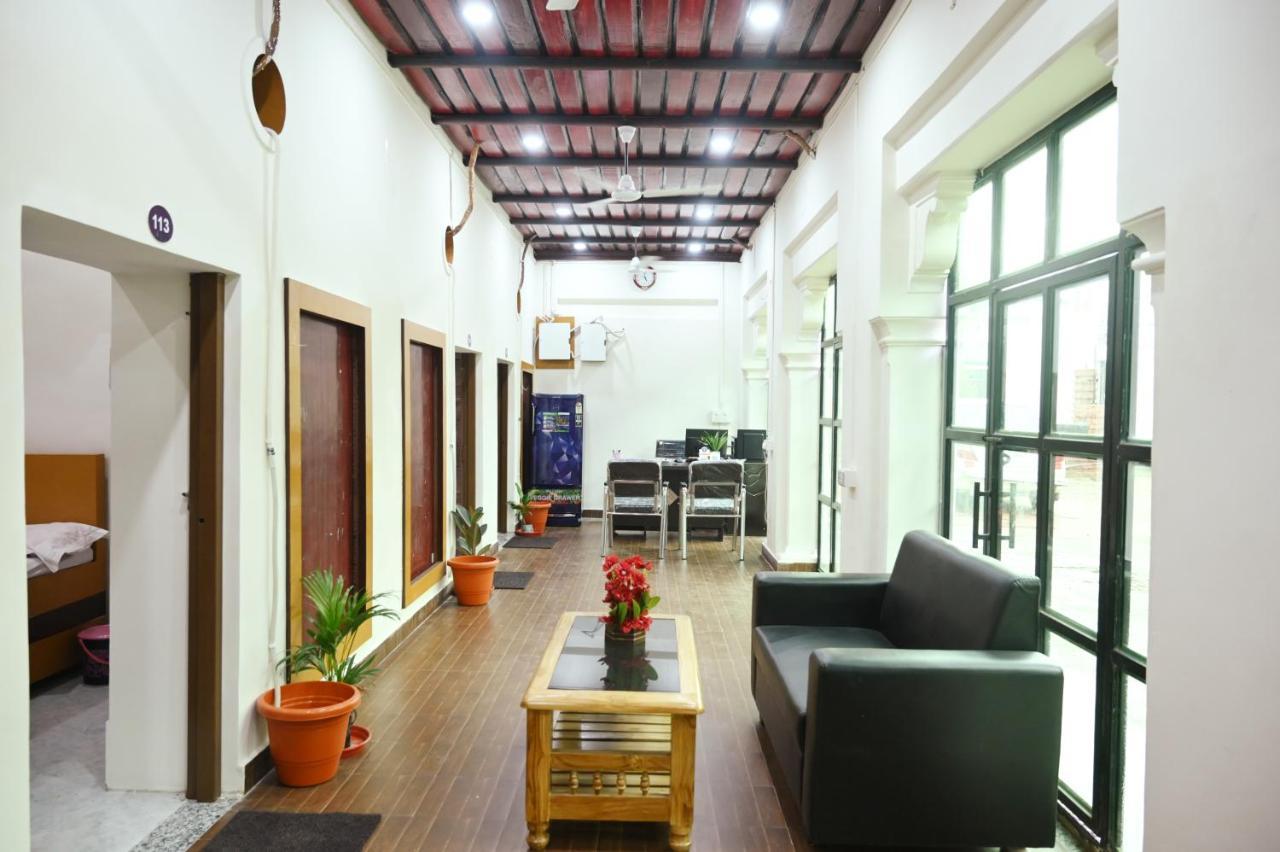 Hotel The Ambassador *