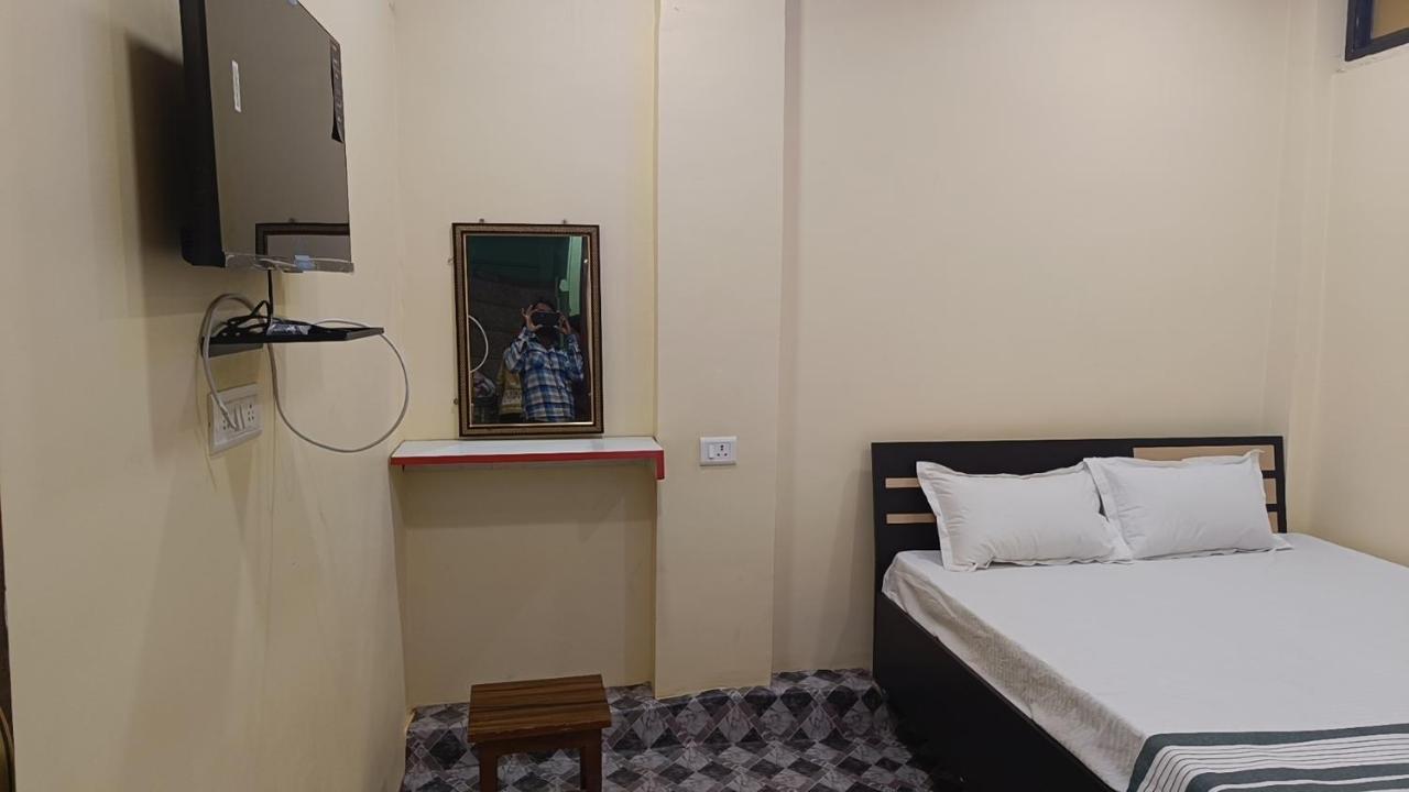 Thakur Radhekrishna Guest house *